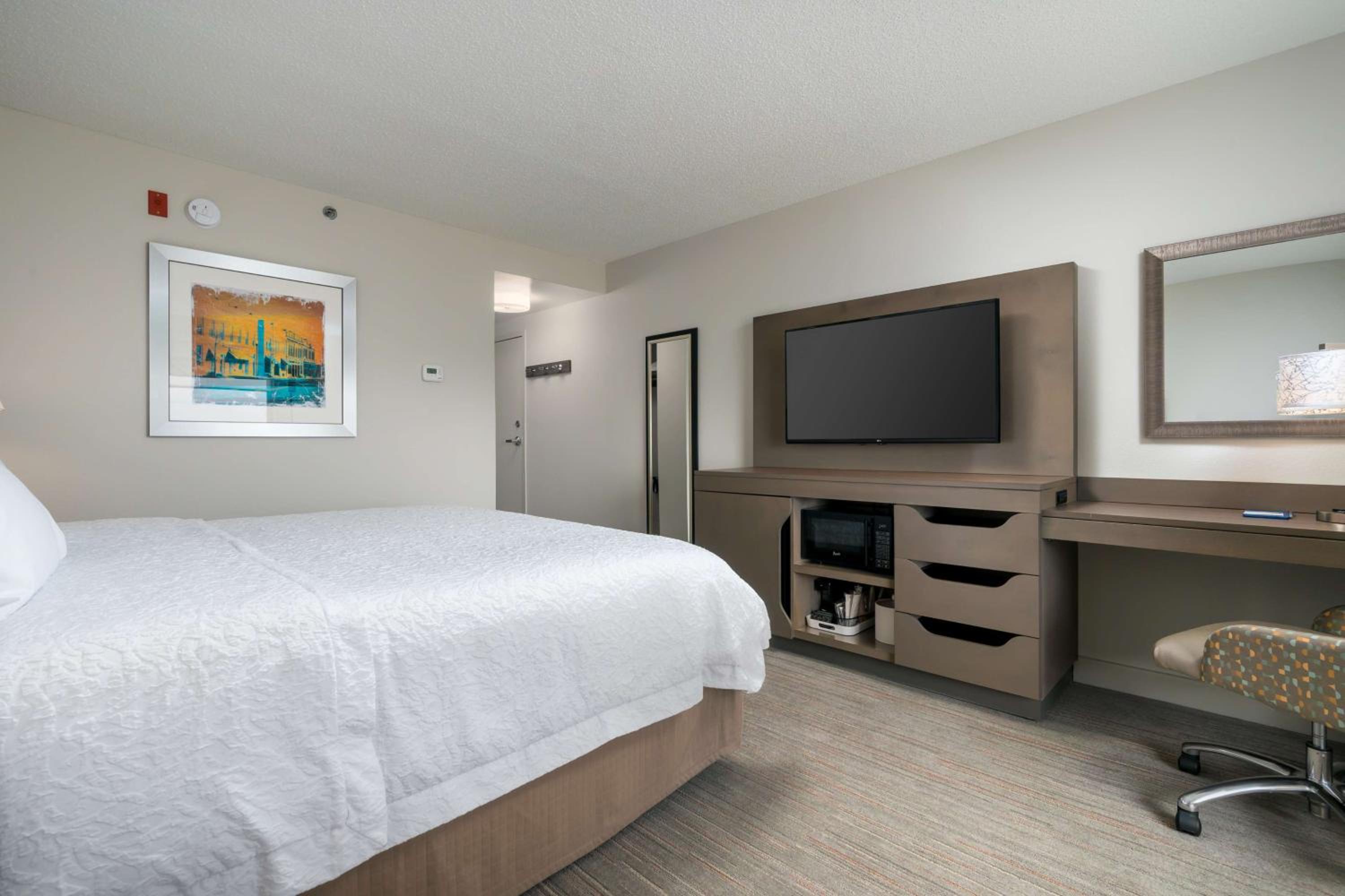 King Room with King Bed - Non-Smoking - Photo 1
