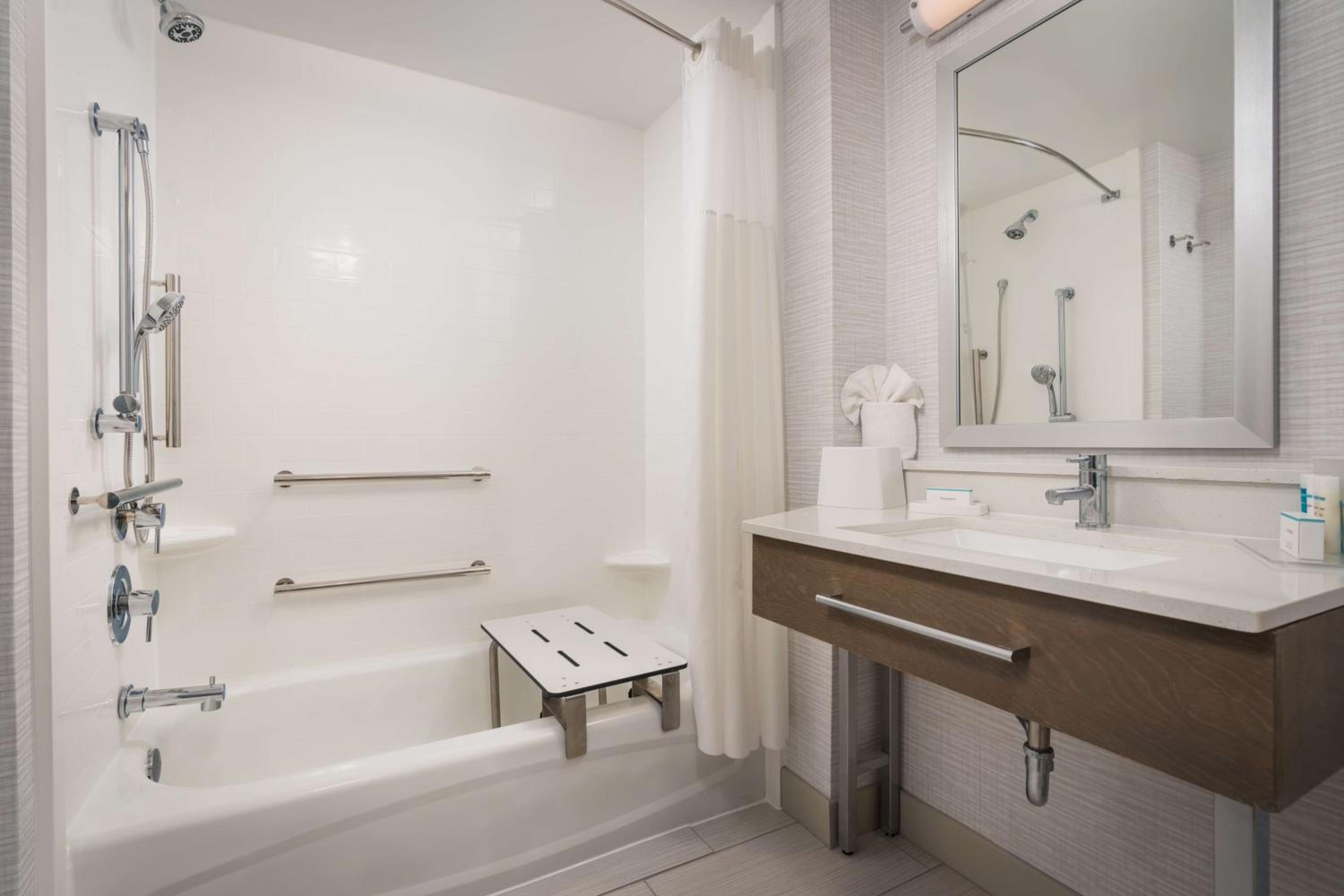Queen Room with Two Queen Beds - Mobility and Hearing Access/Non-Smoking - Photo 4