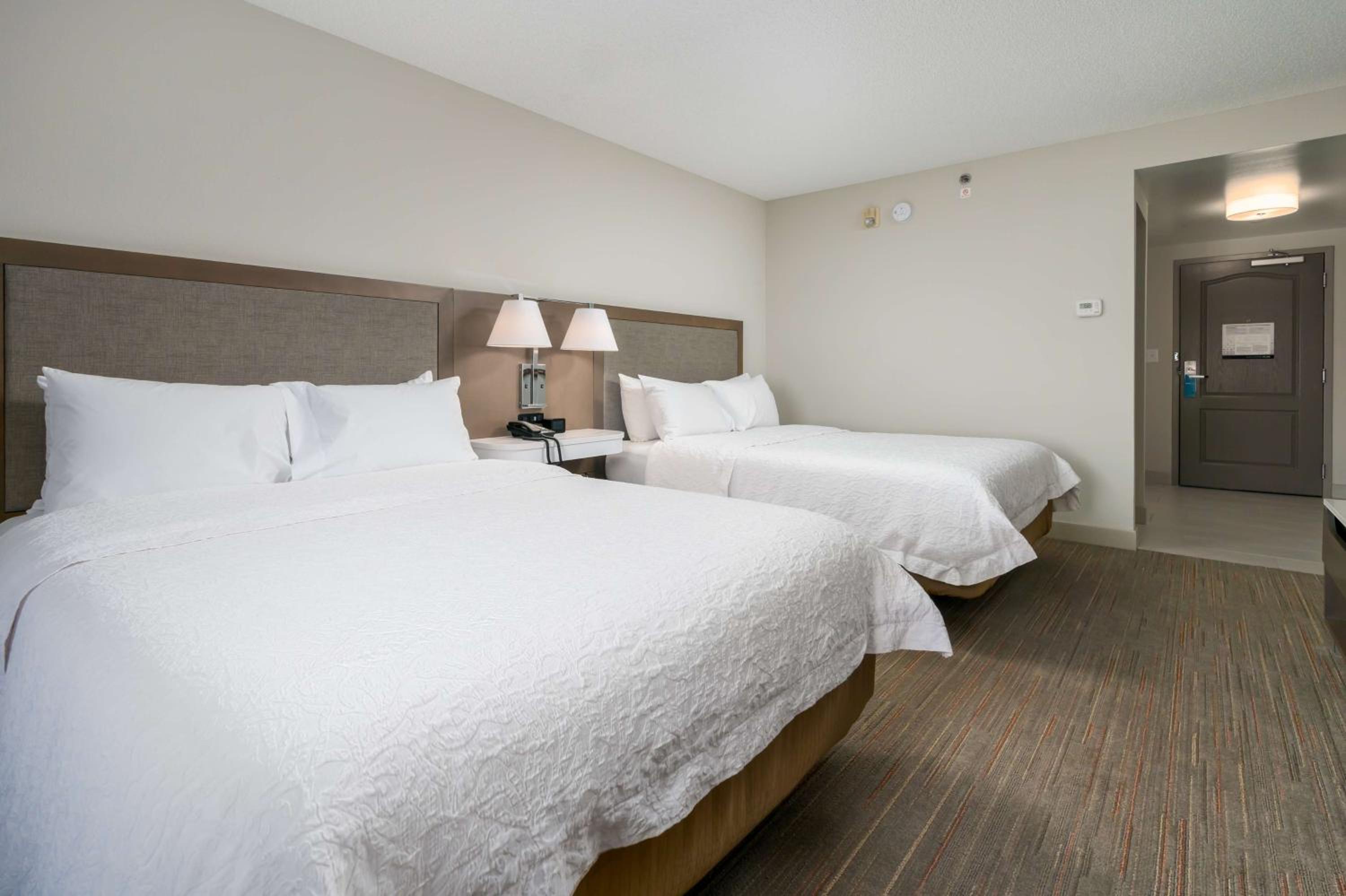 Room with Two Queen Beds - Non-Smoking - Photo 2