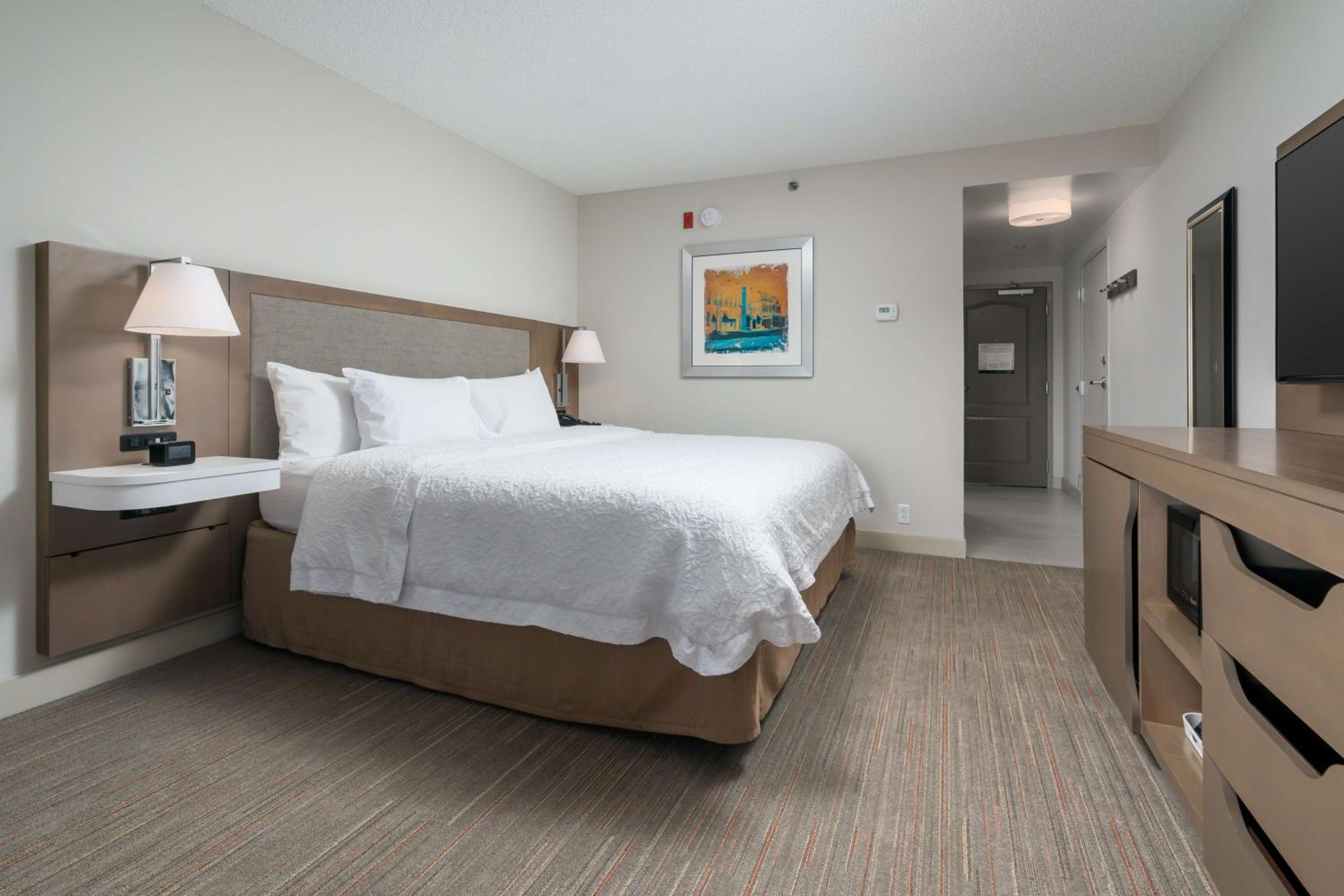 King Room with King Bed - Non-Smoking - Photo 5