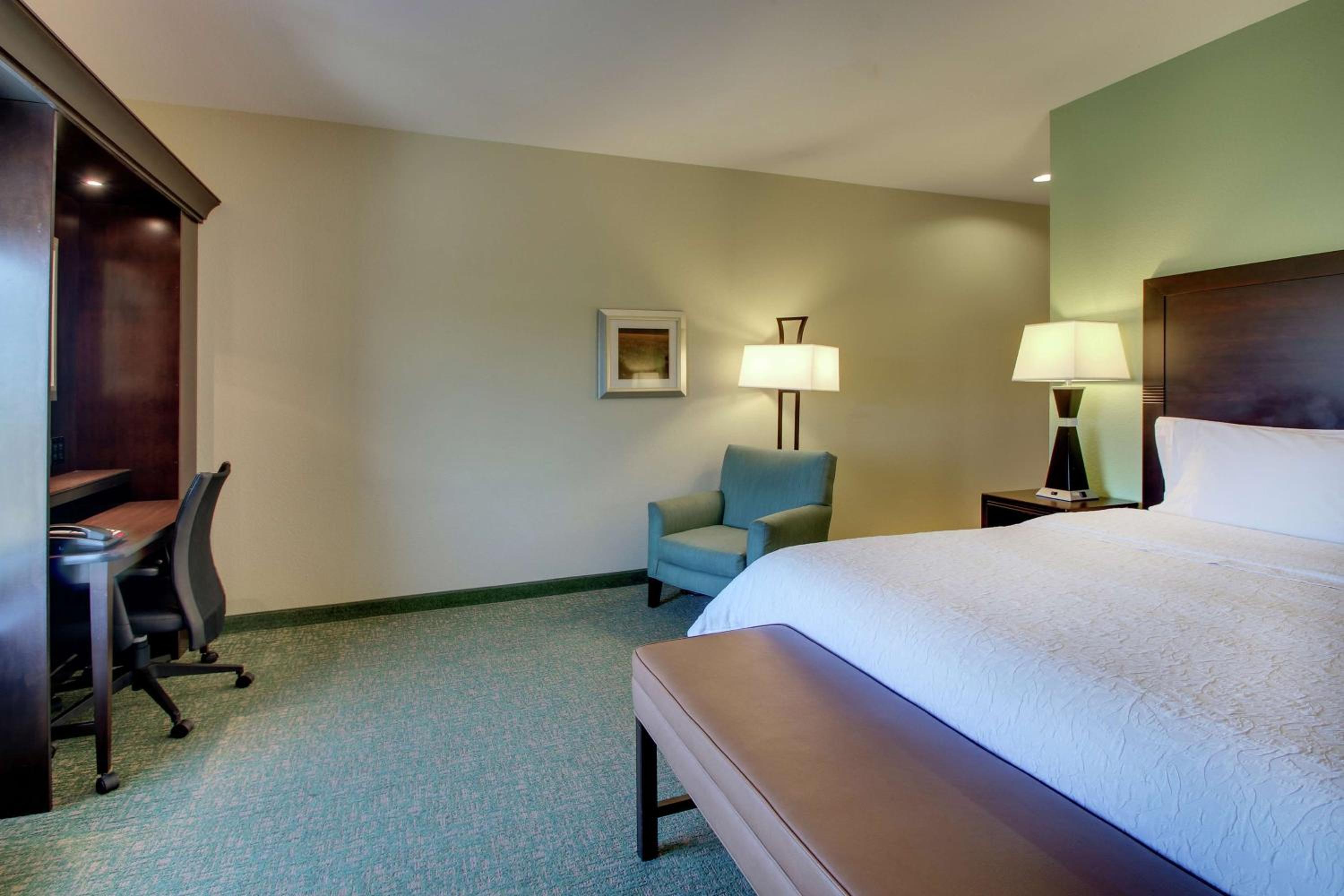King Room with King Bed - Non-Smoking - Photo 3