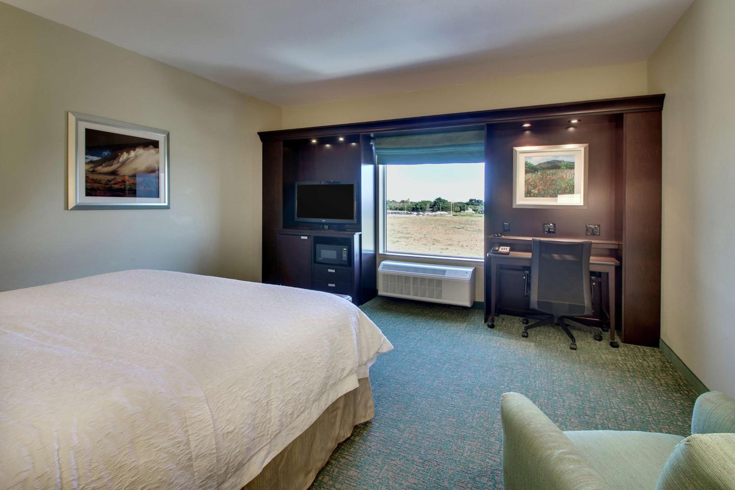 King Room with King Bed - Non-Smoking - Photo 2