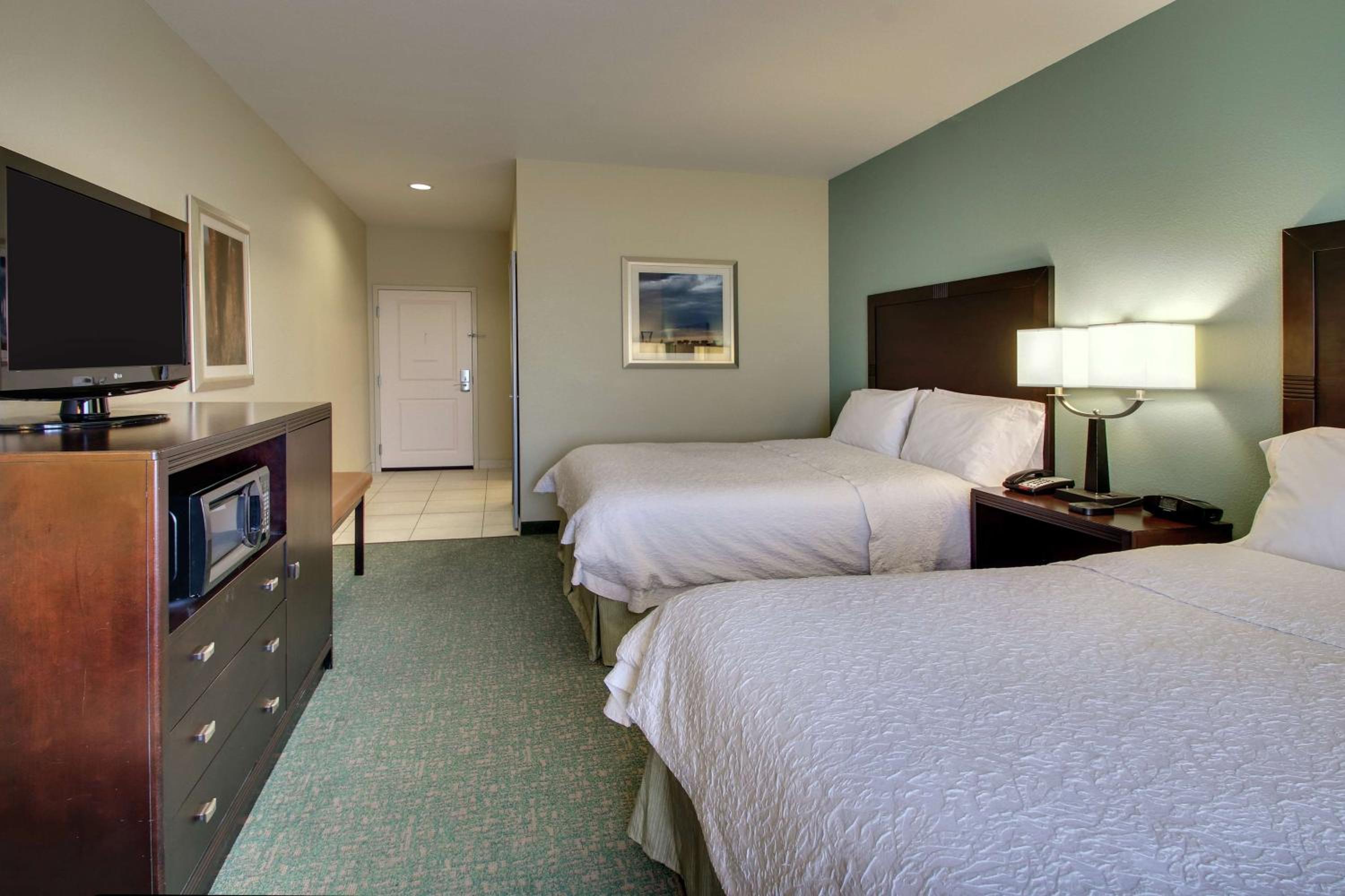 Room with Two Queen Beds - Non-Smoking - Photo 2