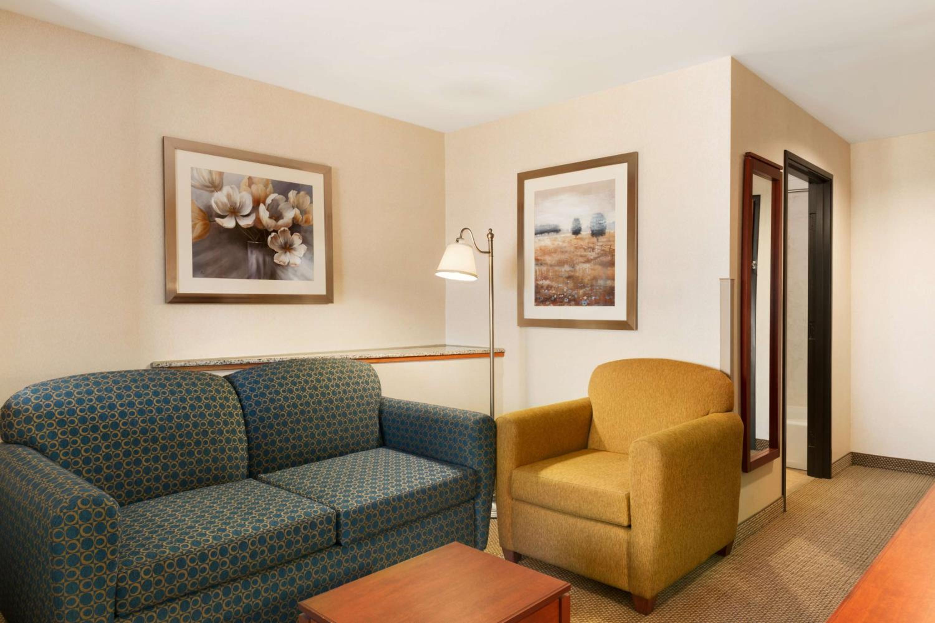 King Room with Sofa Bed - Non-Smoking - Photo 1