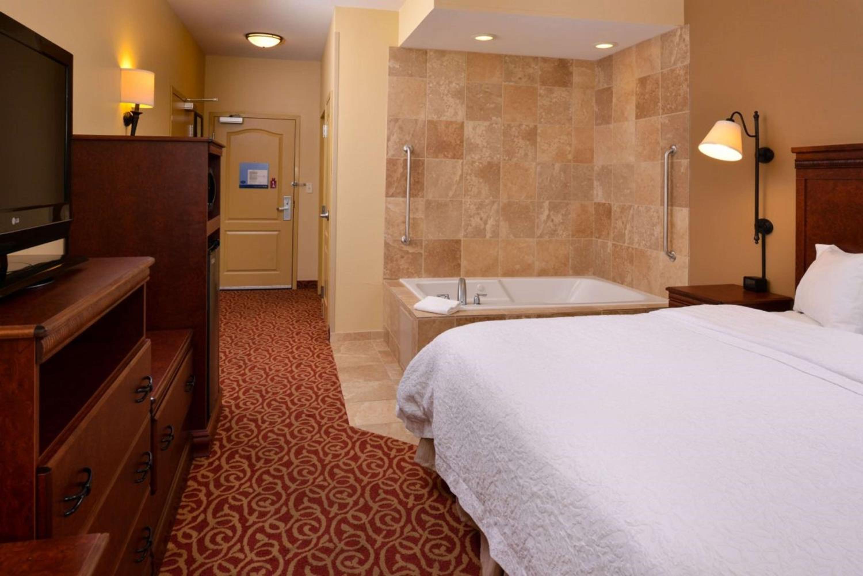 King Studio with Spa Bath - Non-Smoking - Photo 1