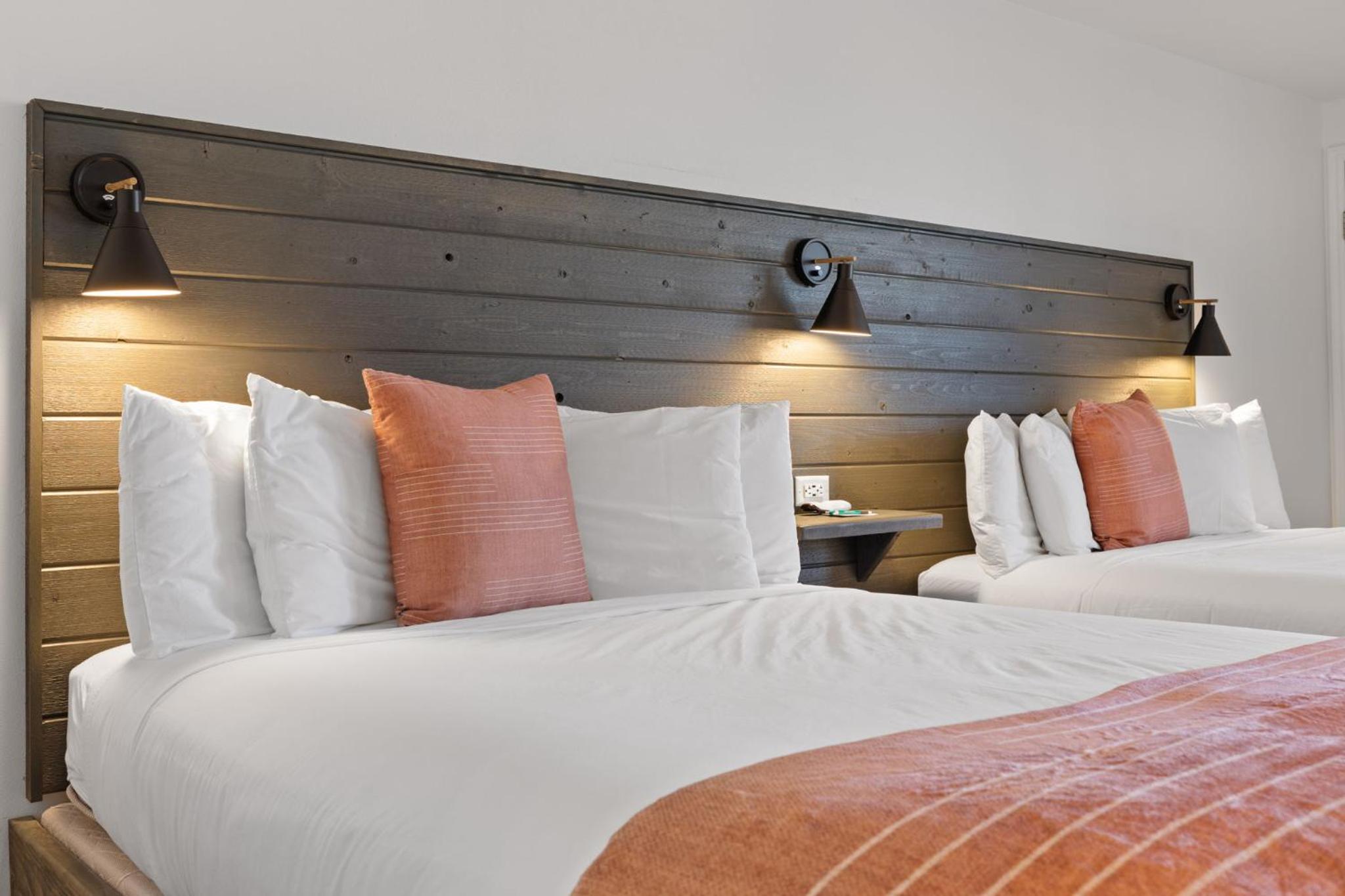 Queen Room with Two Queen Beds photo 2