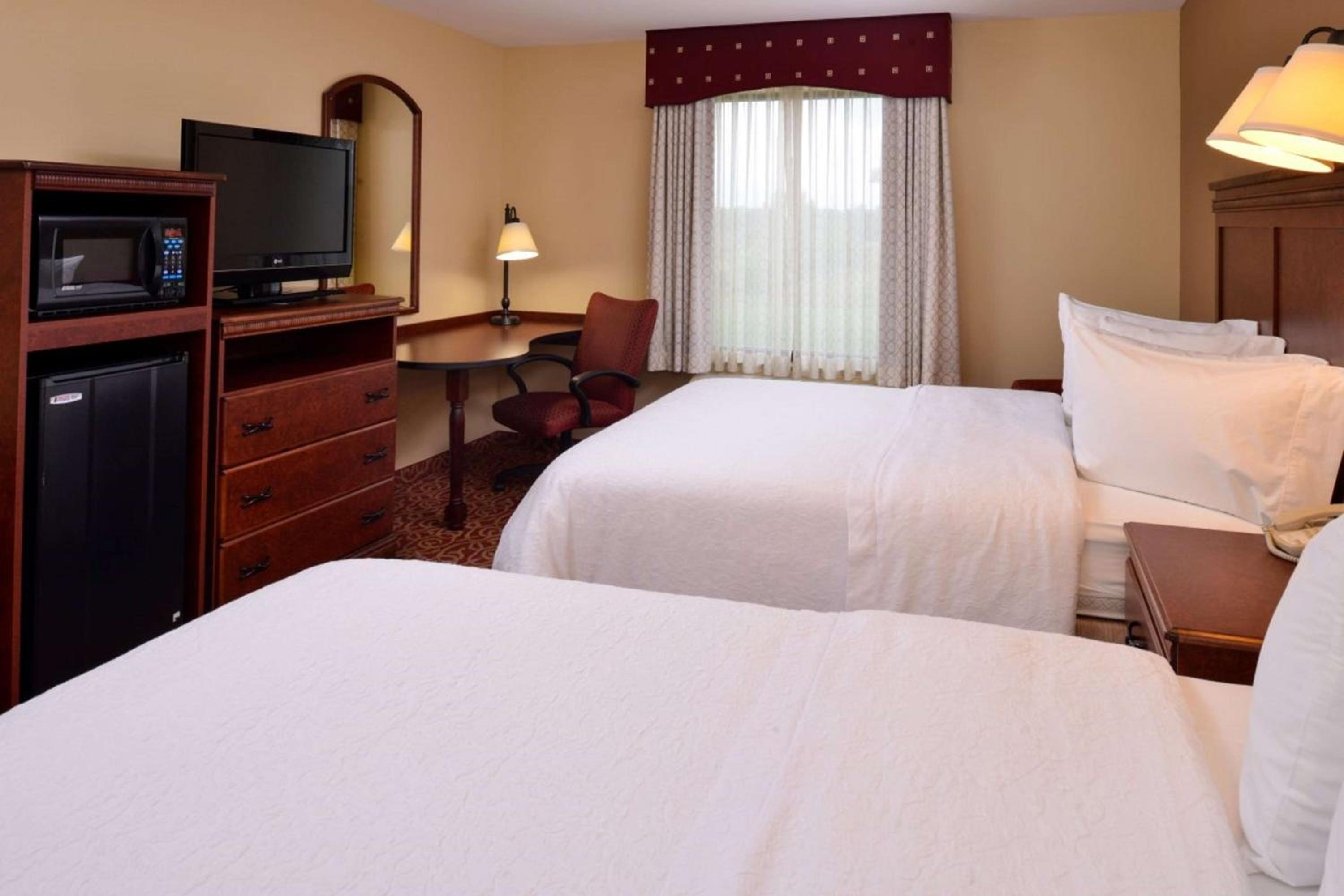 Queen Room with Two Queen Beds - Non-Smoking - Photo 2