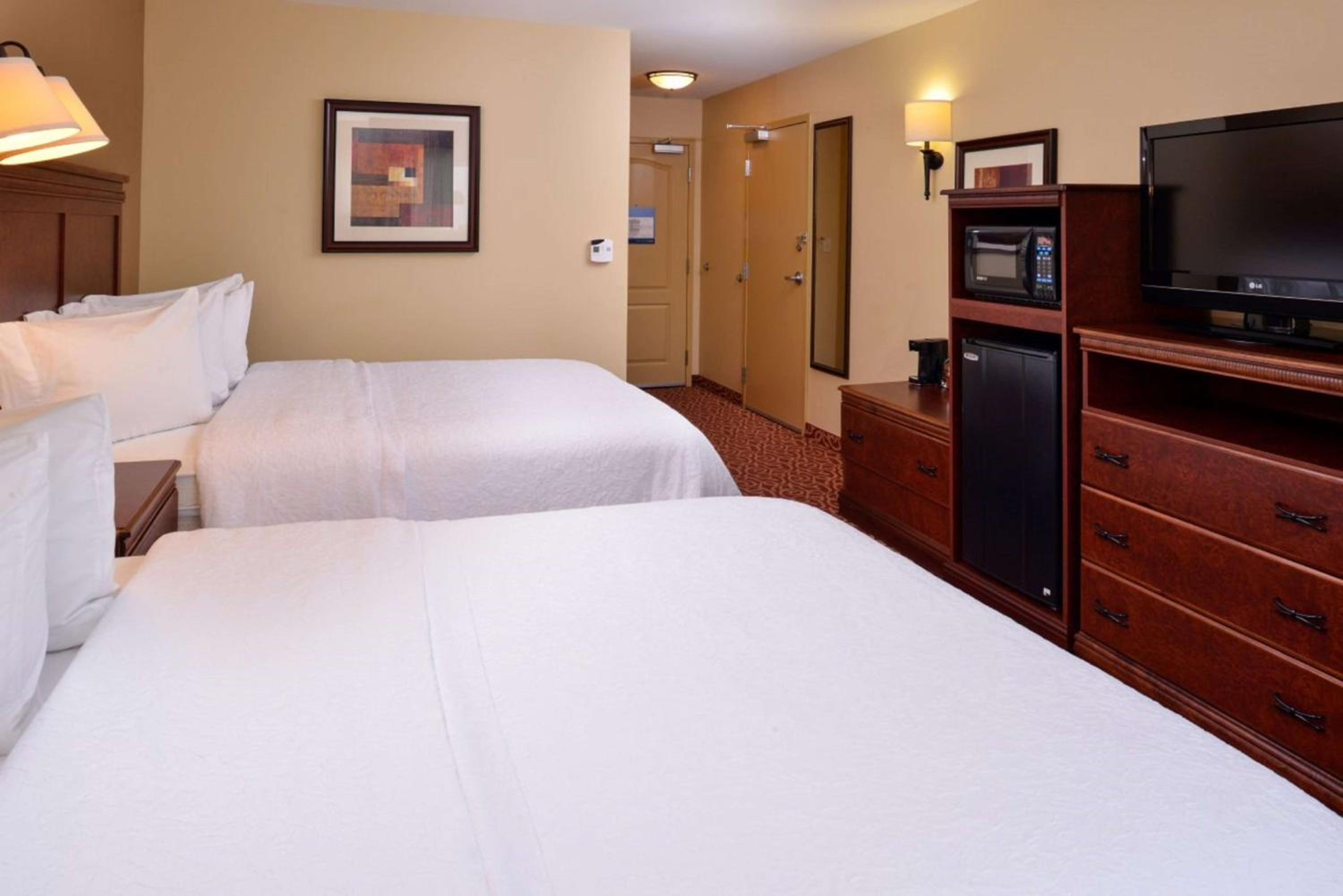 Queen Room with Two Queen Beds - Non-Smoking - Photo 3