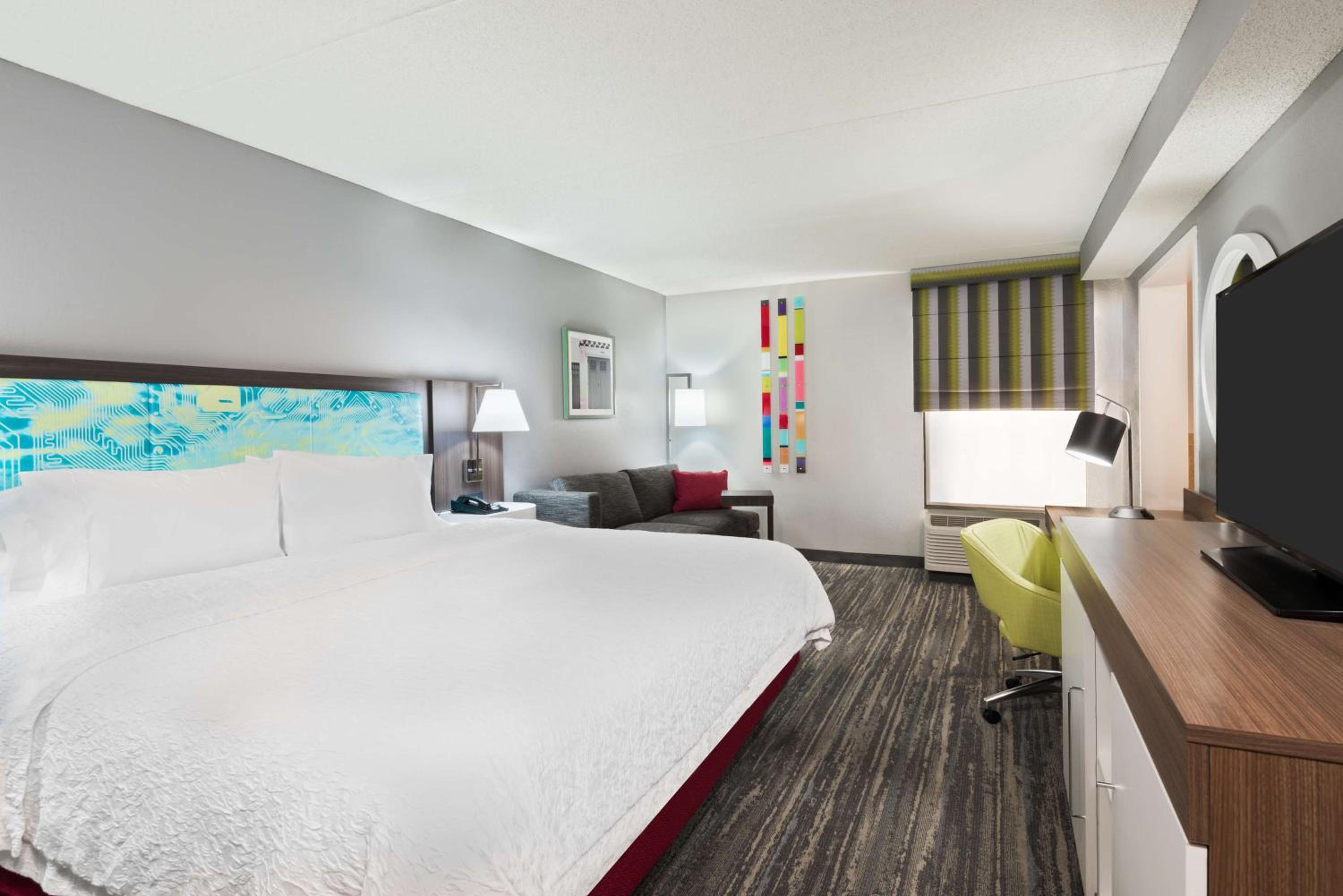 King Study with Sofa Bed and Whirpool - Non-Smoking at Hampton Inn Ellenton/Bradenton in Ellenton