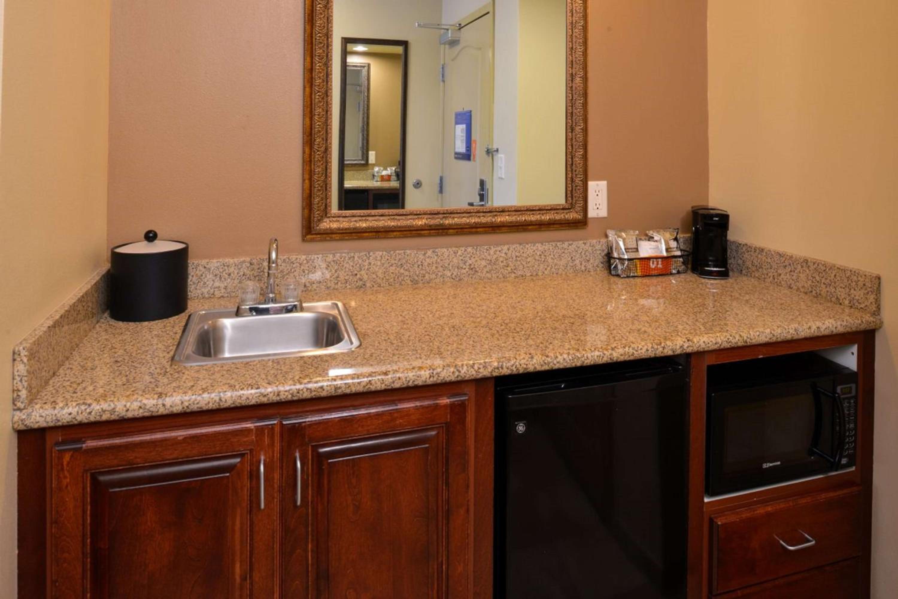 King Studio Suite - Non-Smoking - Photo 2