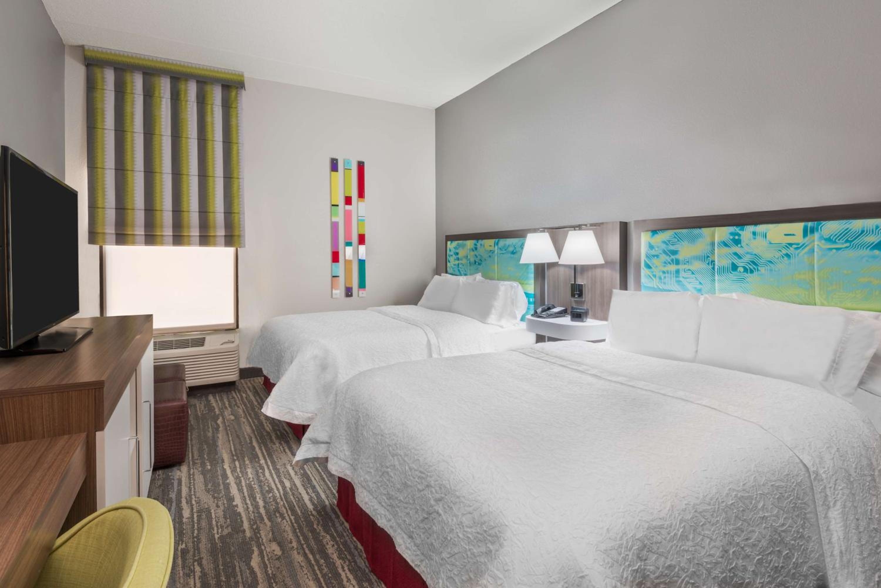Queen Room with Two Queen Beds - Mobility Access/Non-Smoking - Photo 2