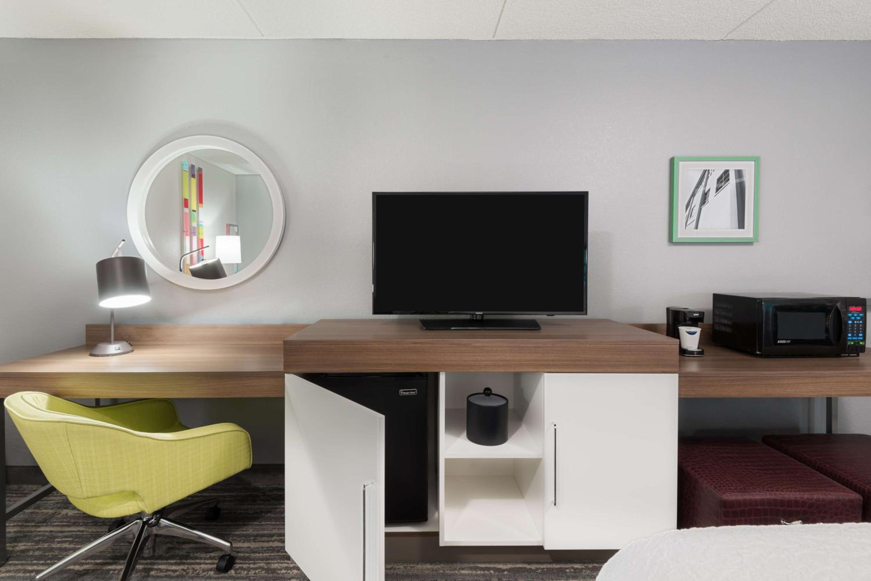 King Room with Sofa Bed and Study - Non-Smoking - Photo 4