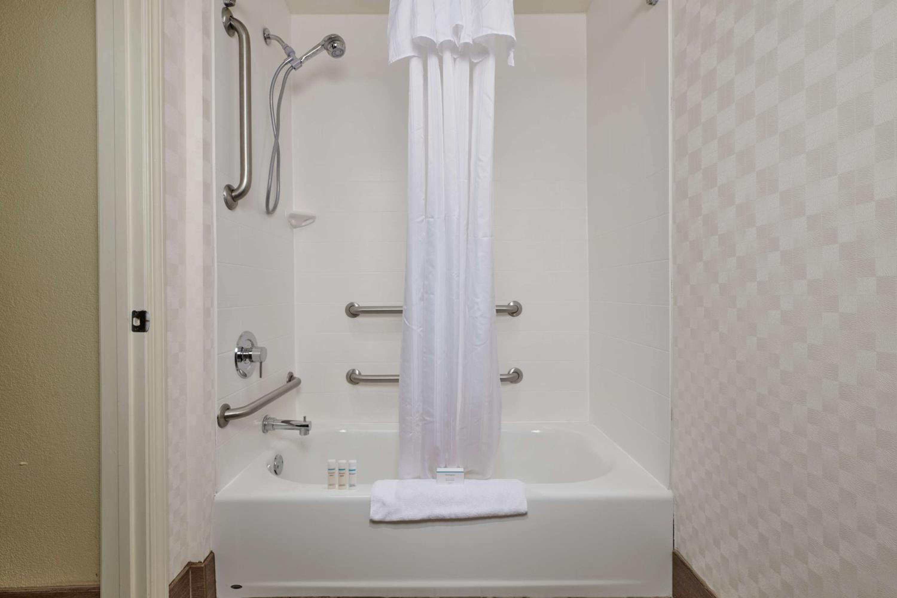 Queen Studio with Bath Tub - Mobility and Hearing Access/Non-Smoking  - Photo 2