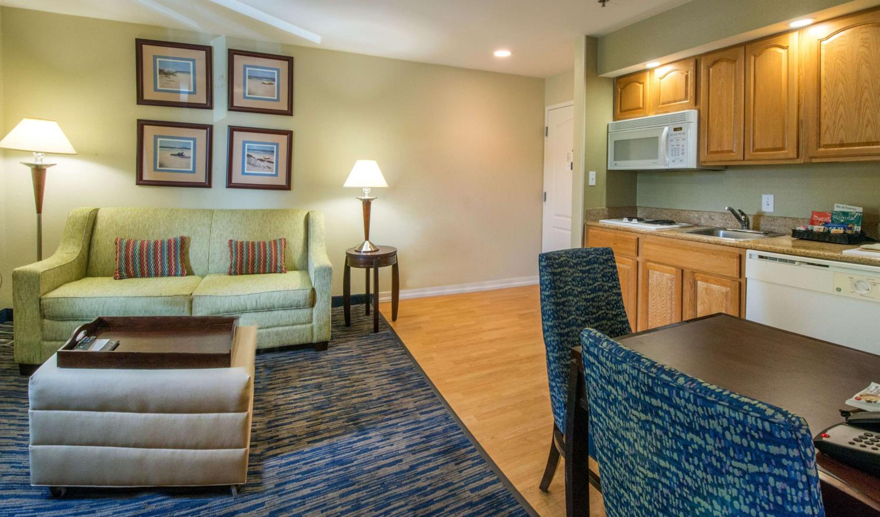 One-Bedroom Queen Suite - Non-Smoking - Photo 1