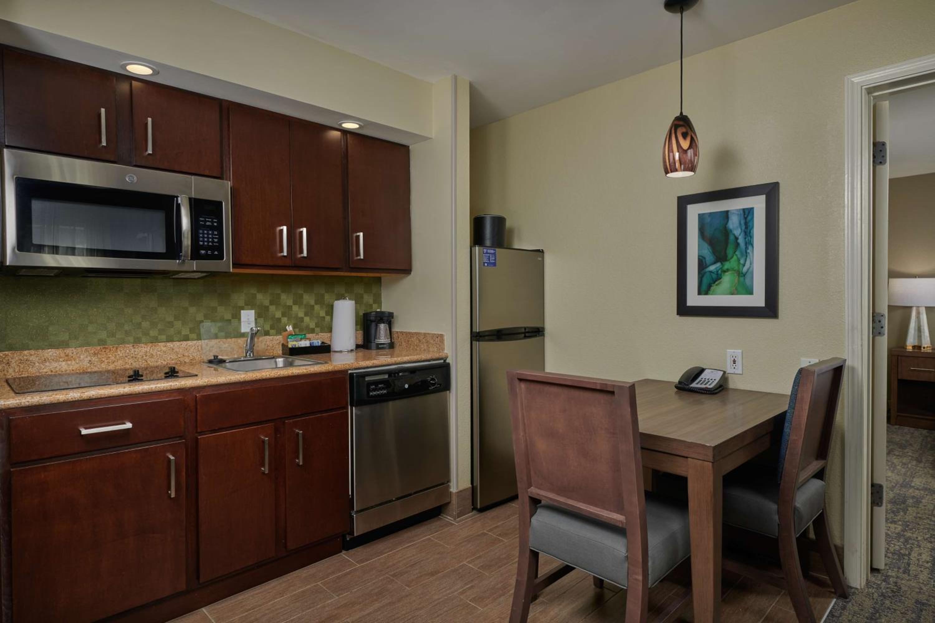 One-Bedroom Queen Suite - Non-Smoking - Photo 8