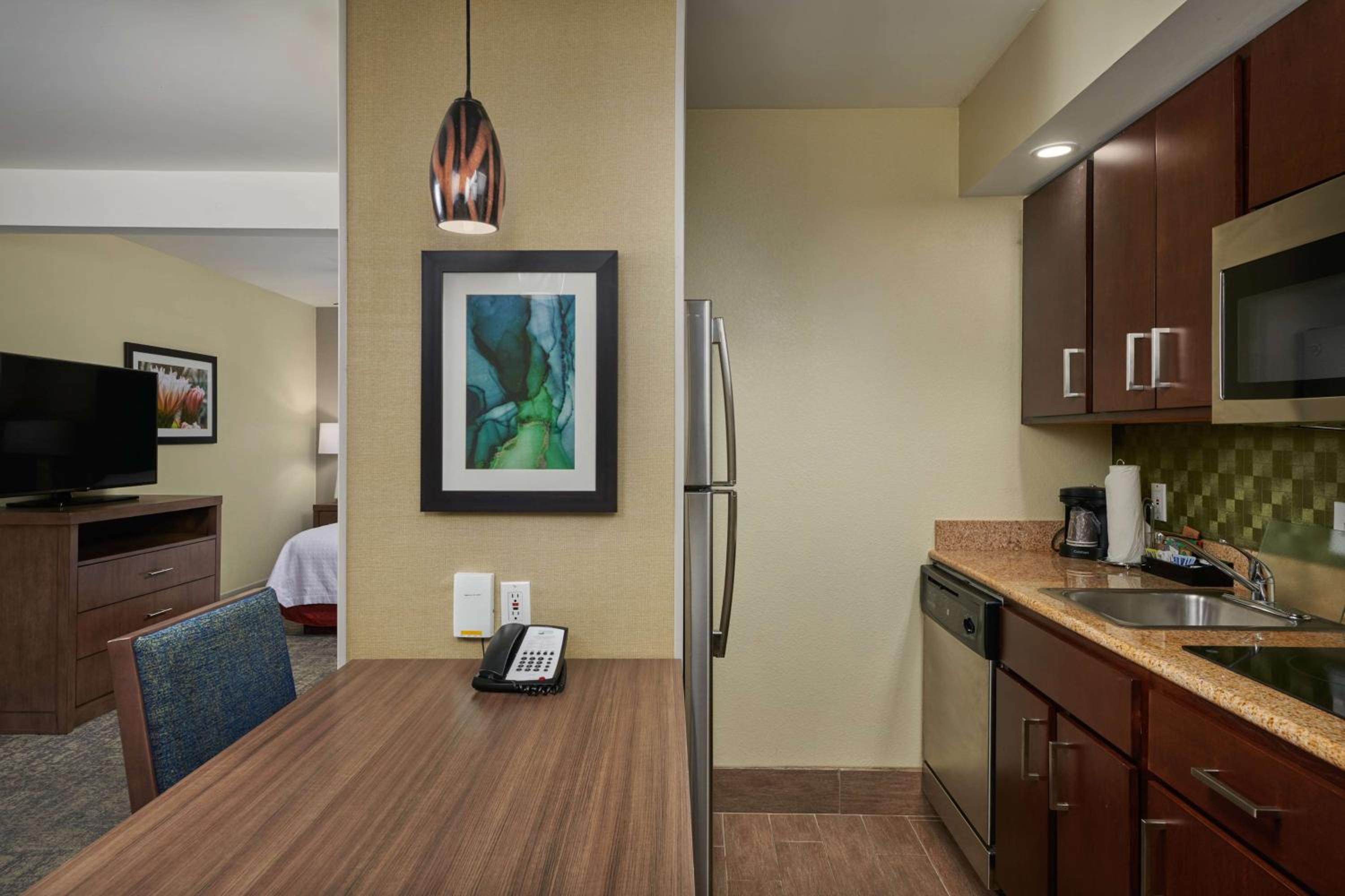 One-Bedroom Queen Suite - Non-Smoking - Photo 10