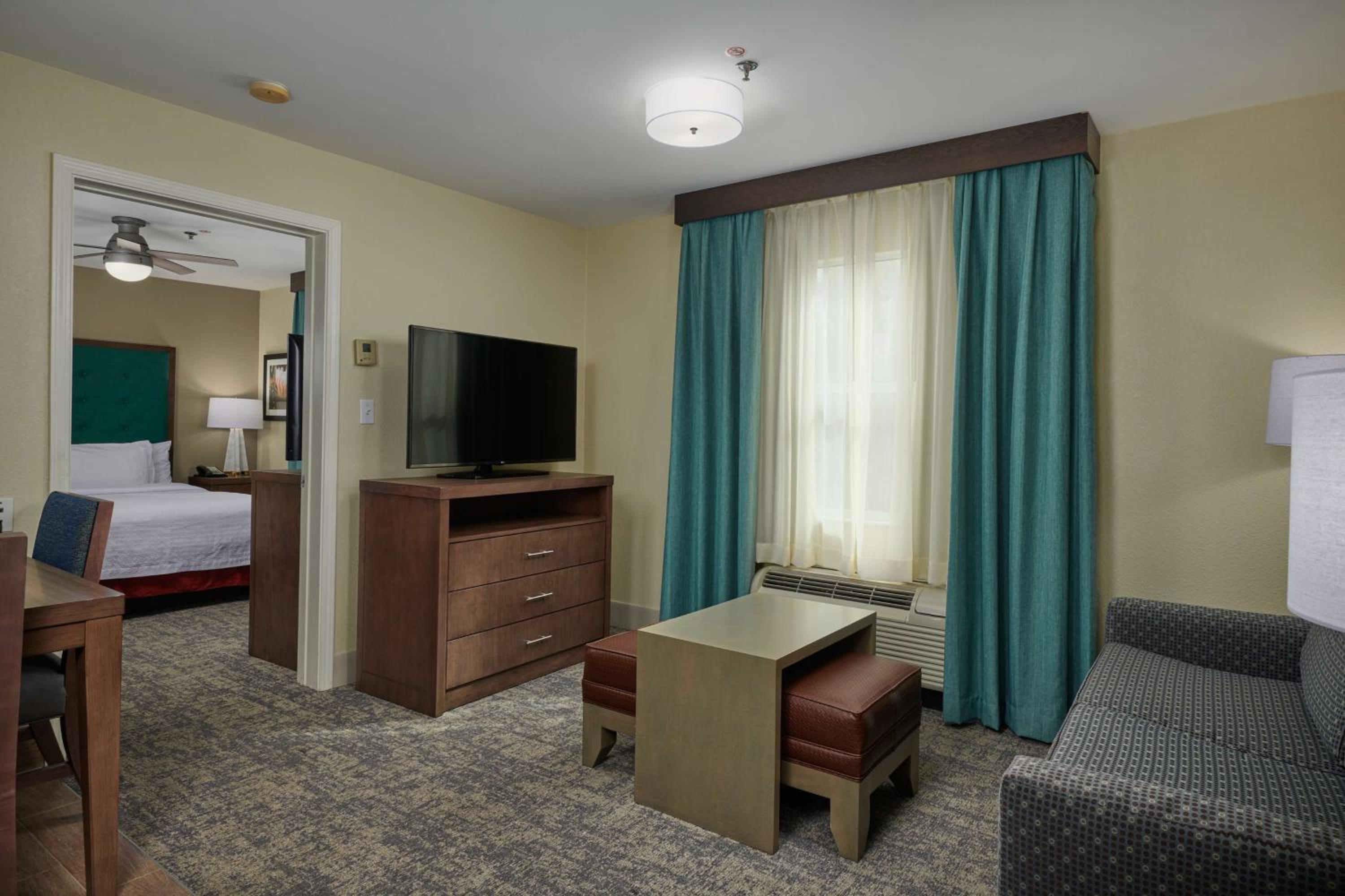 One-Bedroom Queen Suite - Non-Smoking - Photo 3