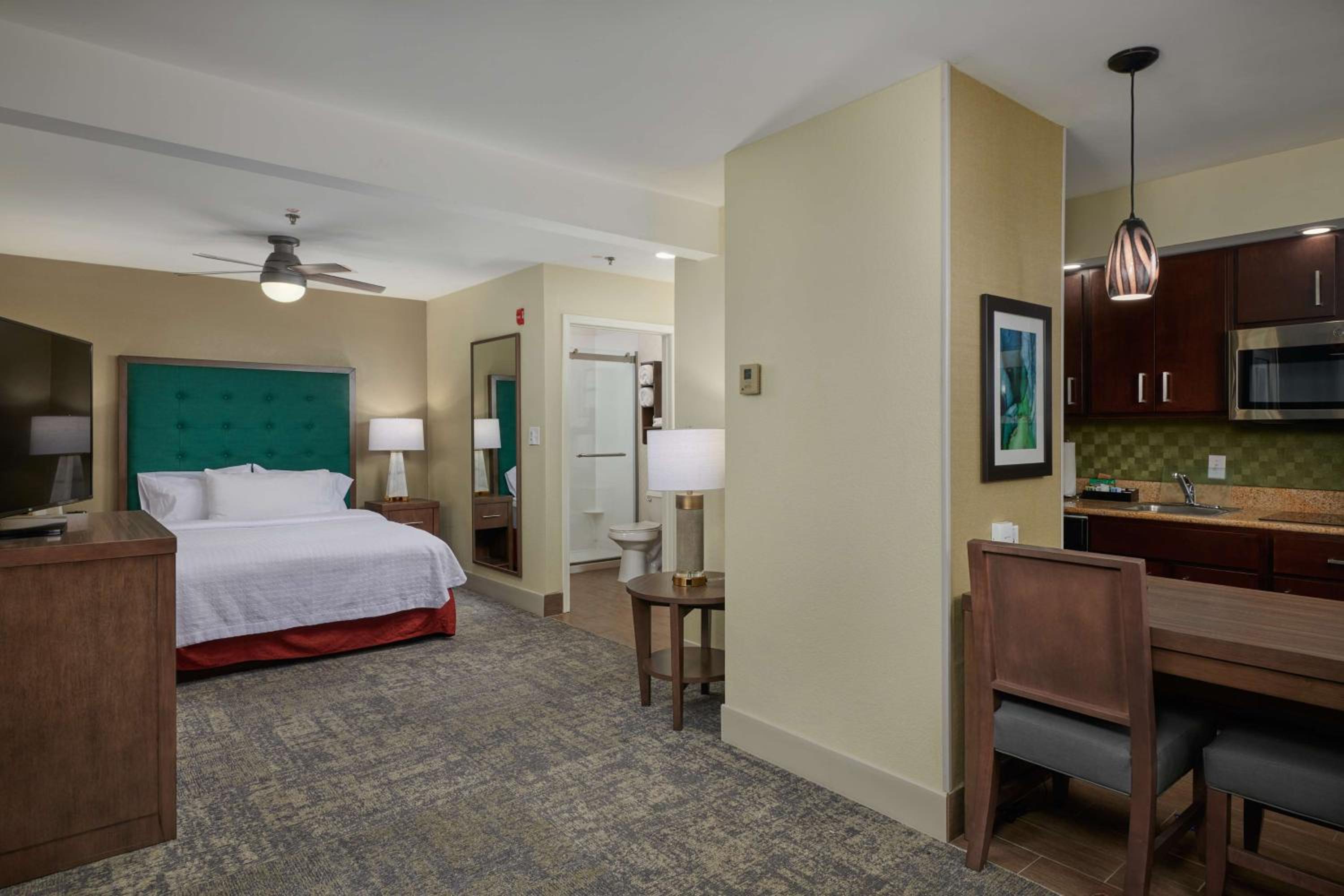 One-Bedroom Queen Suite - Non-Smoking - Photo 5
