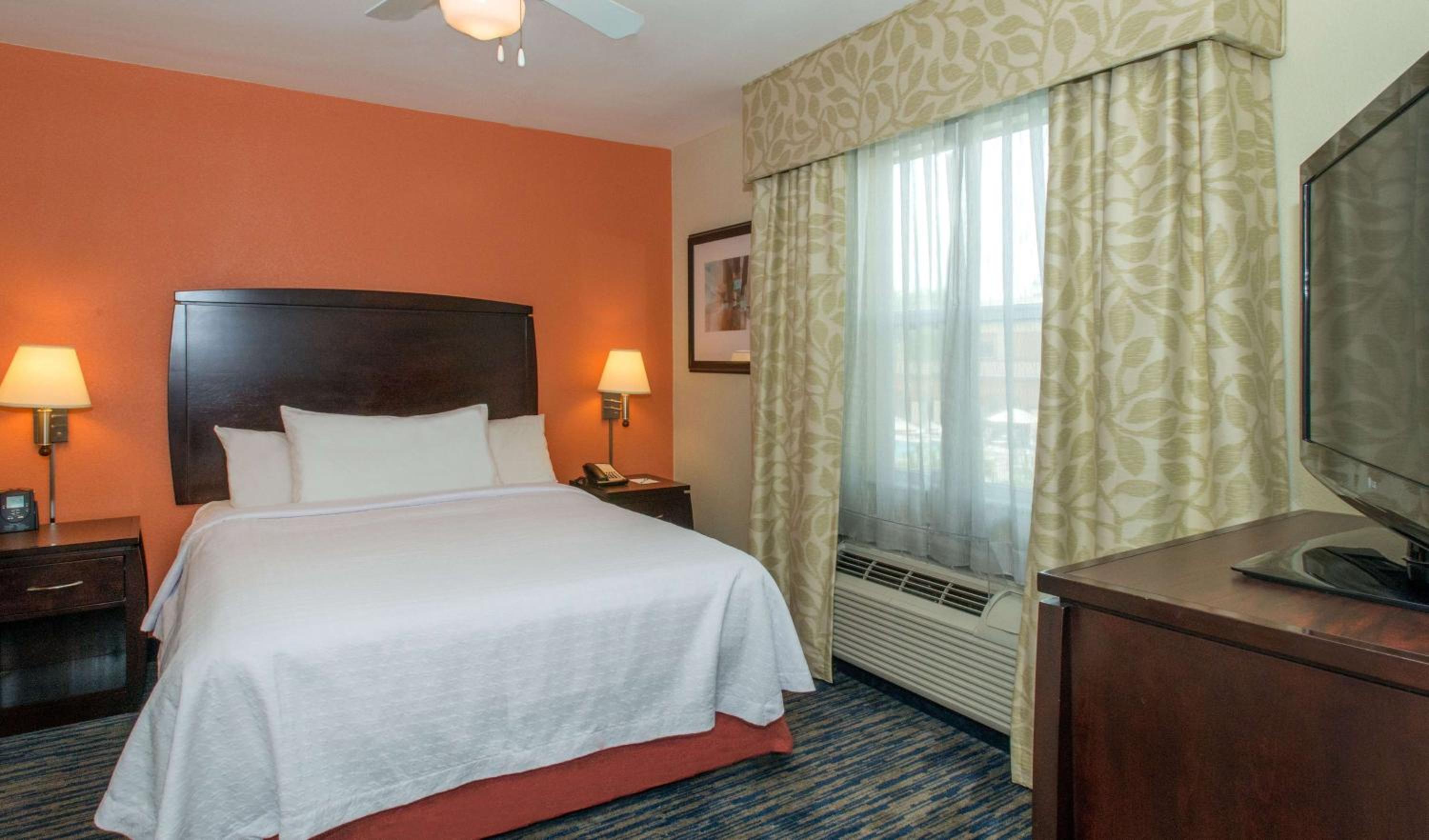 One-Bedroom Queen Suite - Non-Smoking - Photo 9