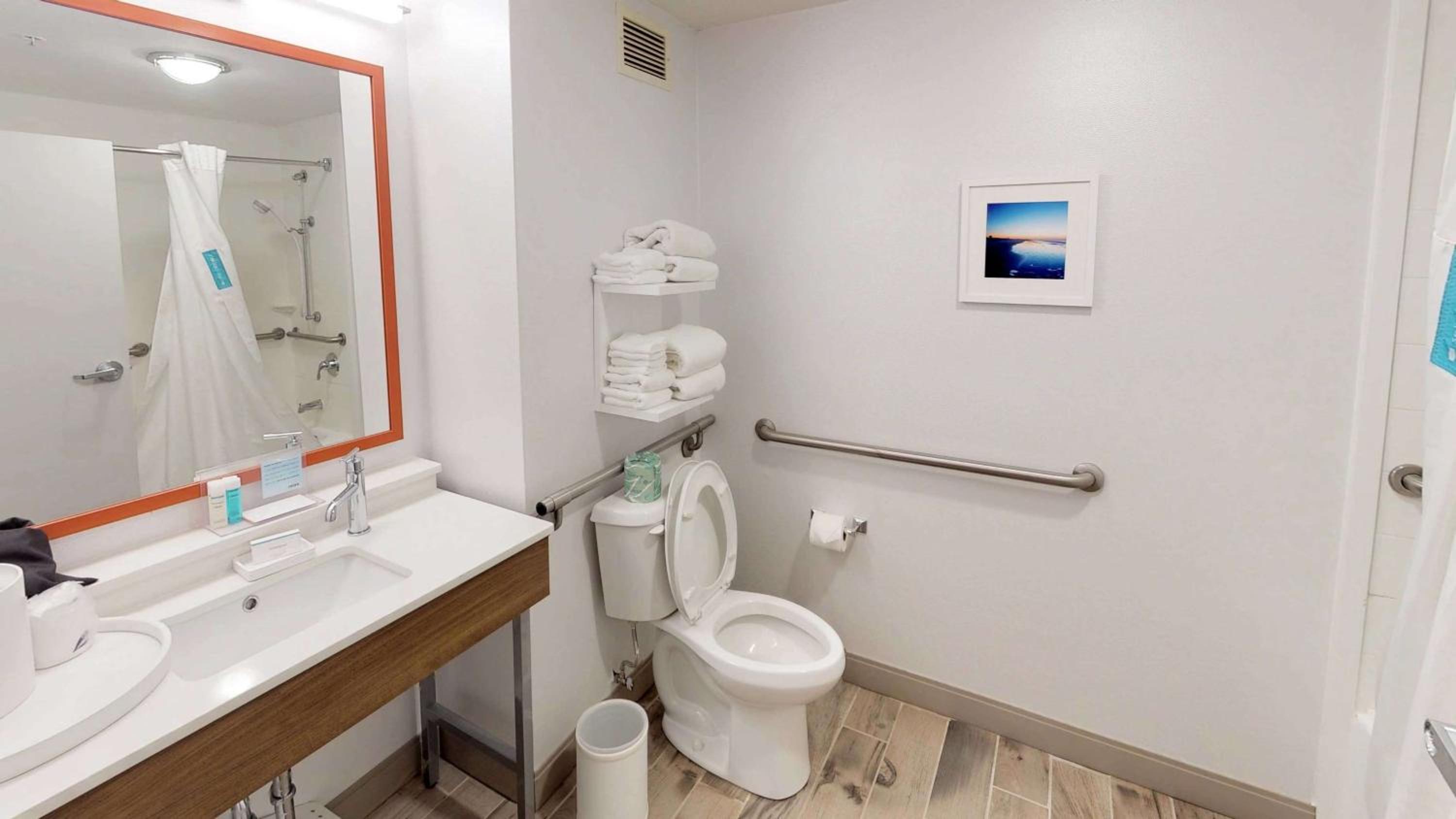 Queen Room with Two Queen Beds - Mobility Access/Non-Smoking - Photo 3