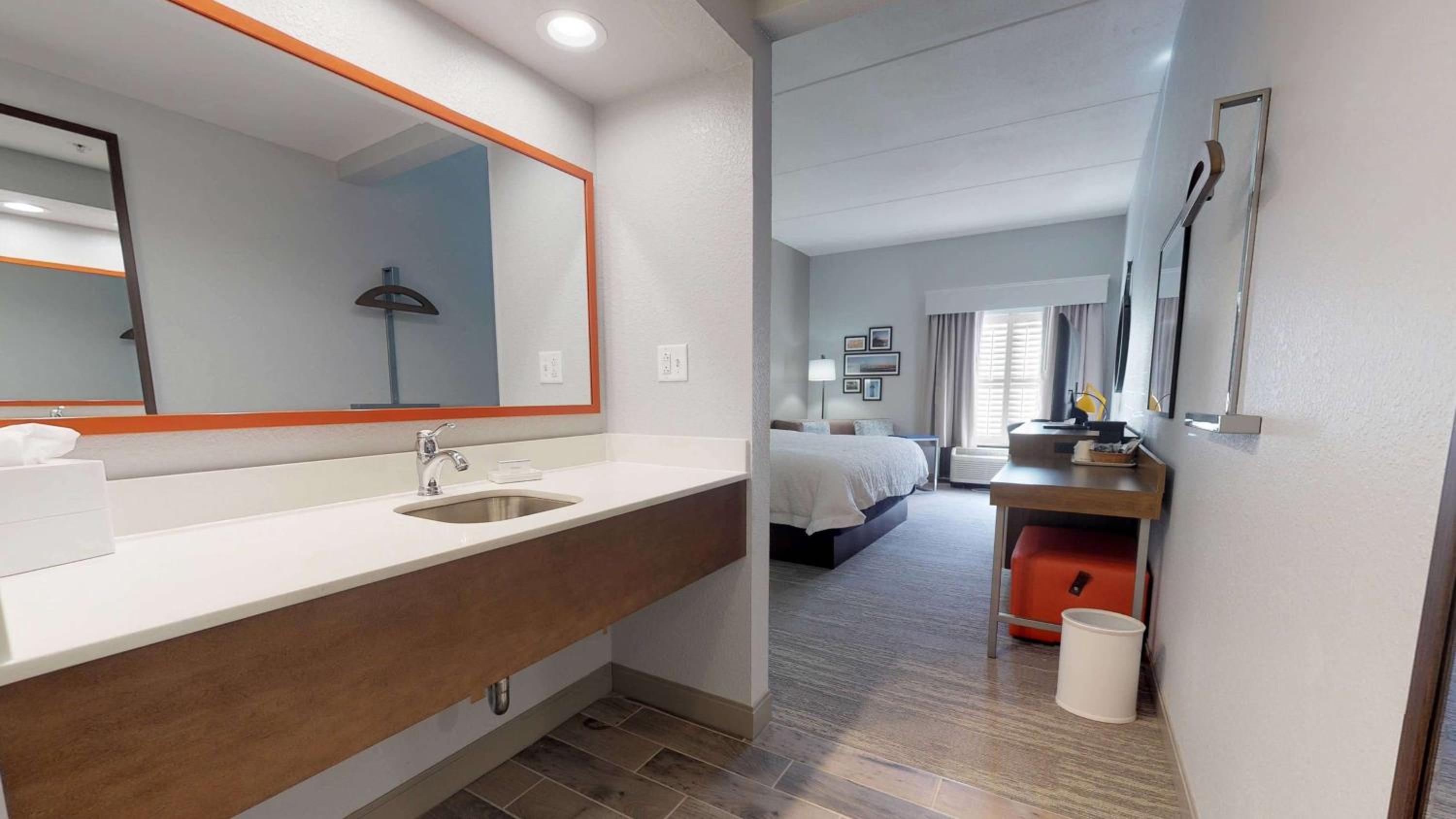 King Room with King Bed - Non-Smoking - Photo 4