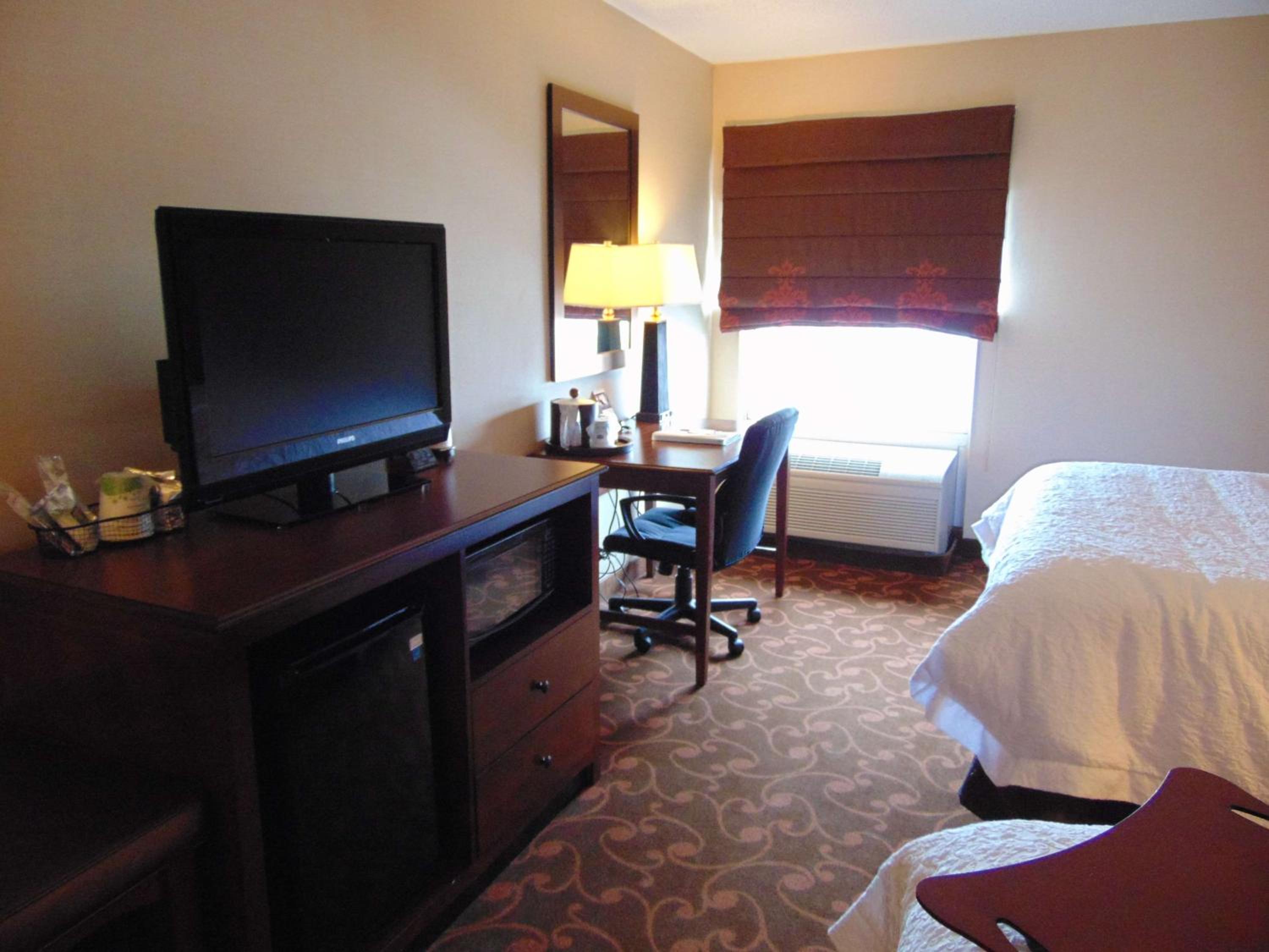 Room with Two Queen Beds - Non-Smoking - Photo 2