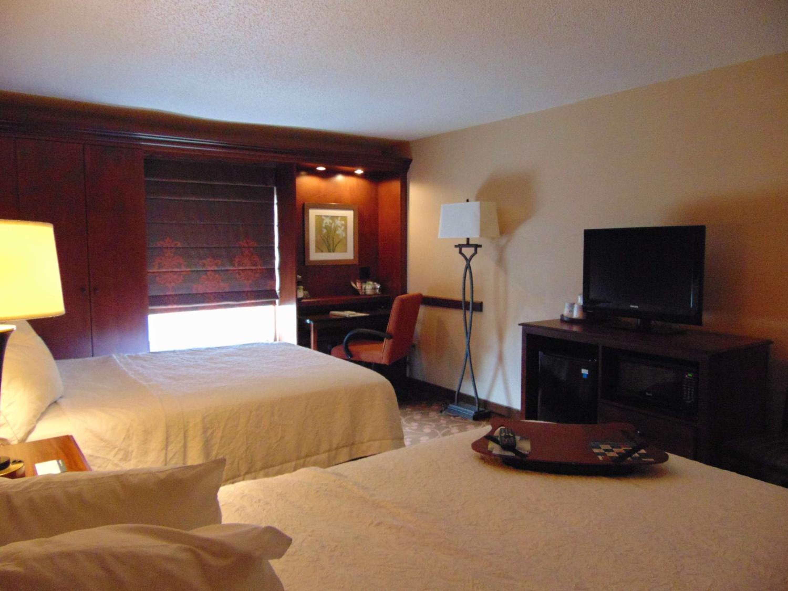 Room with Two Queen Beds - Non-Smoking - Photo 5