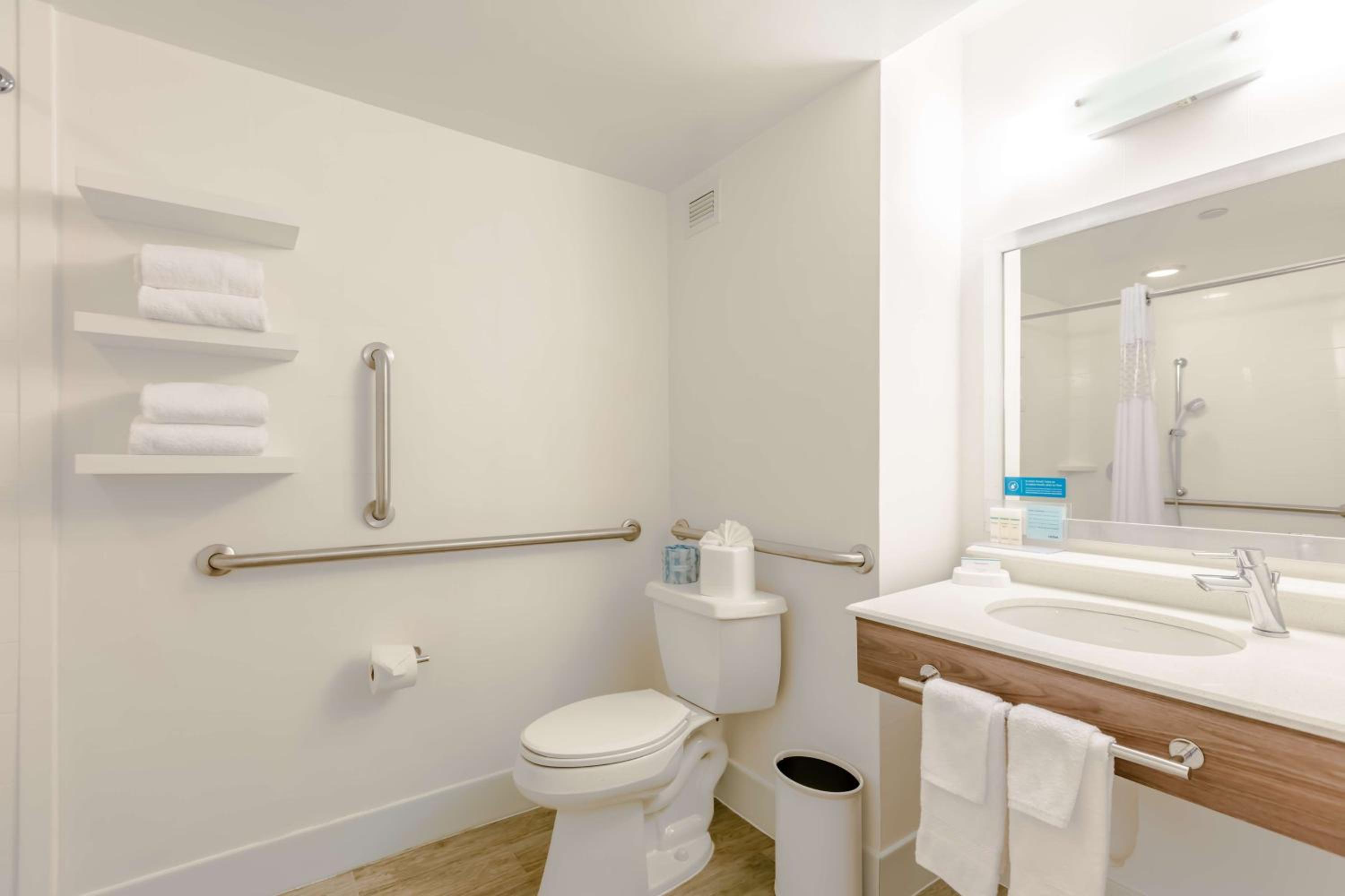 Queen Room with Roll-In Shower - Disability Access/Non-Smoking - Photo 2
