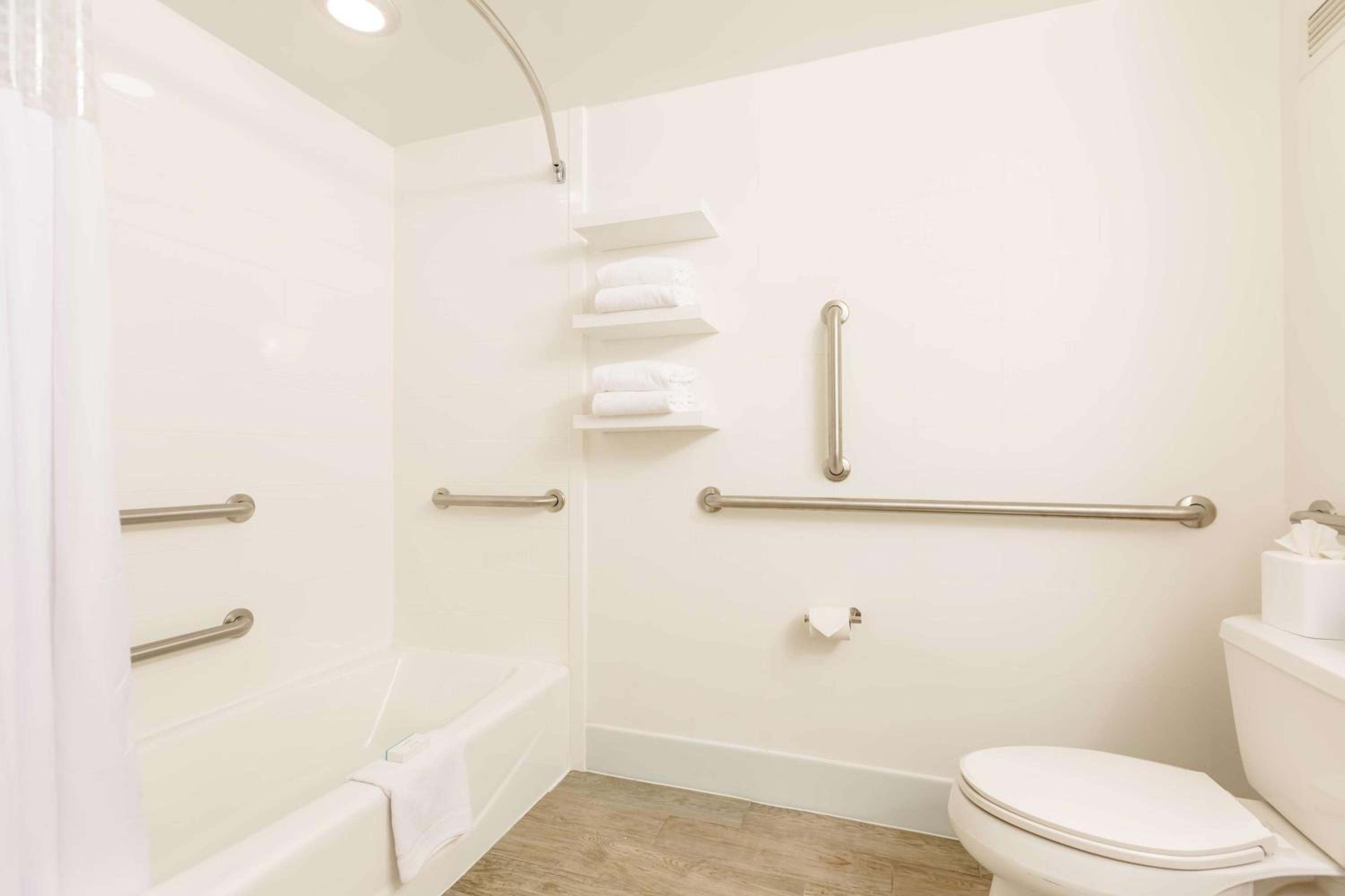 Queen Room with Bath Tub - Disability Access/Non-Smoking  - Photo 3