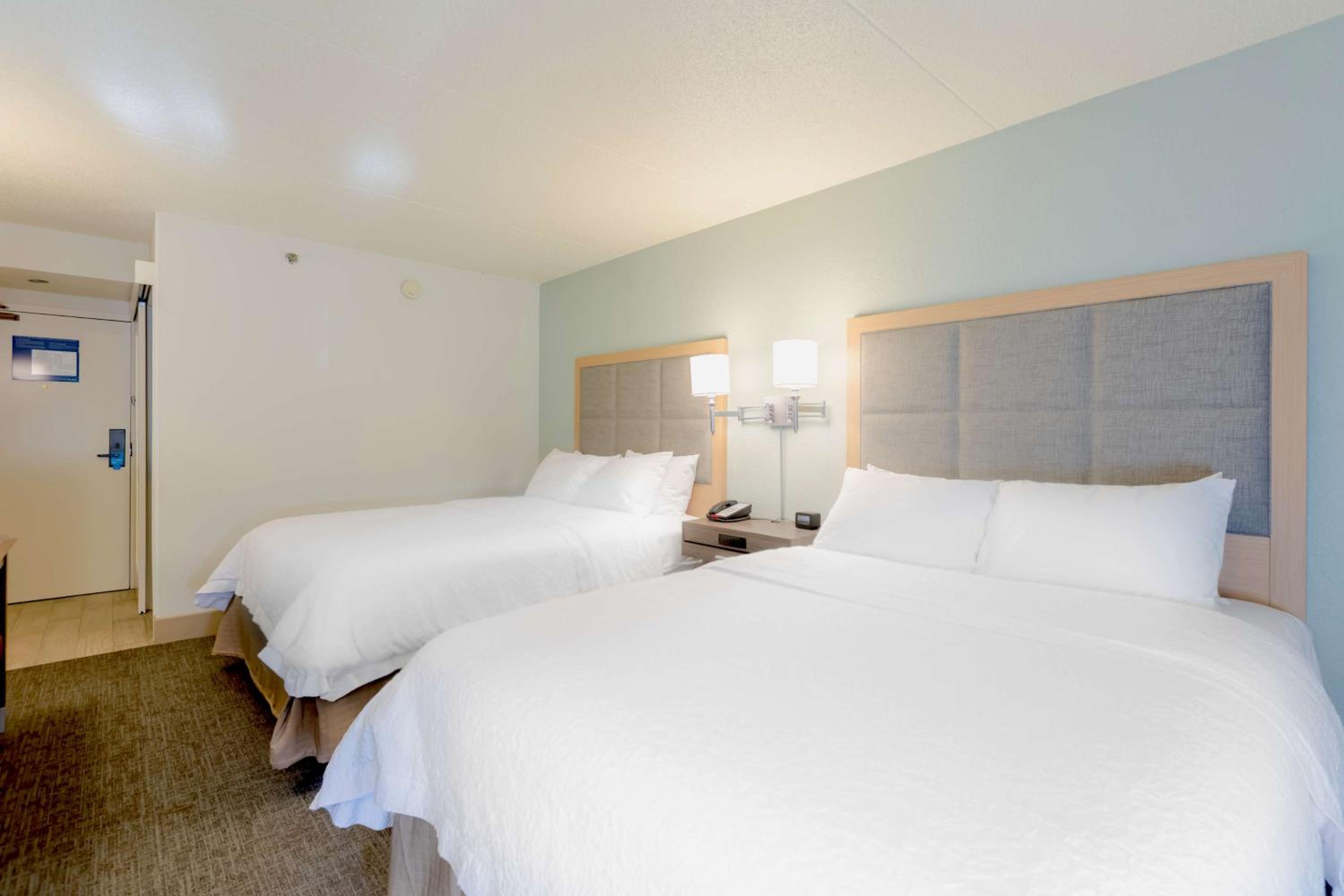 Room with Two Queen Beds - Non-Smoking - Photo 3