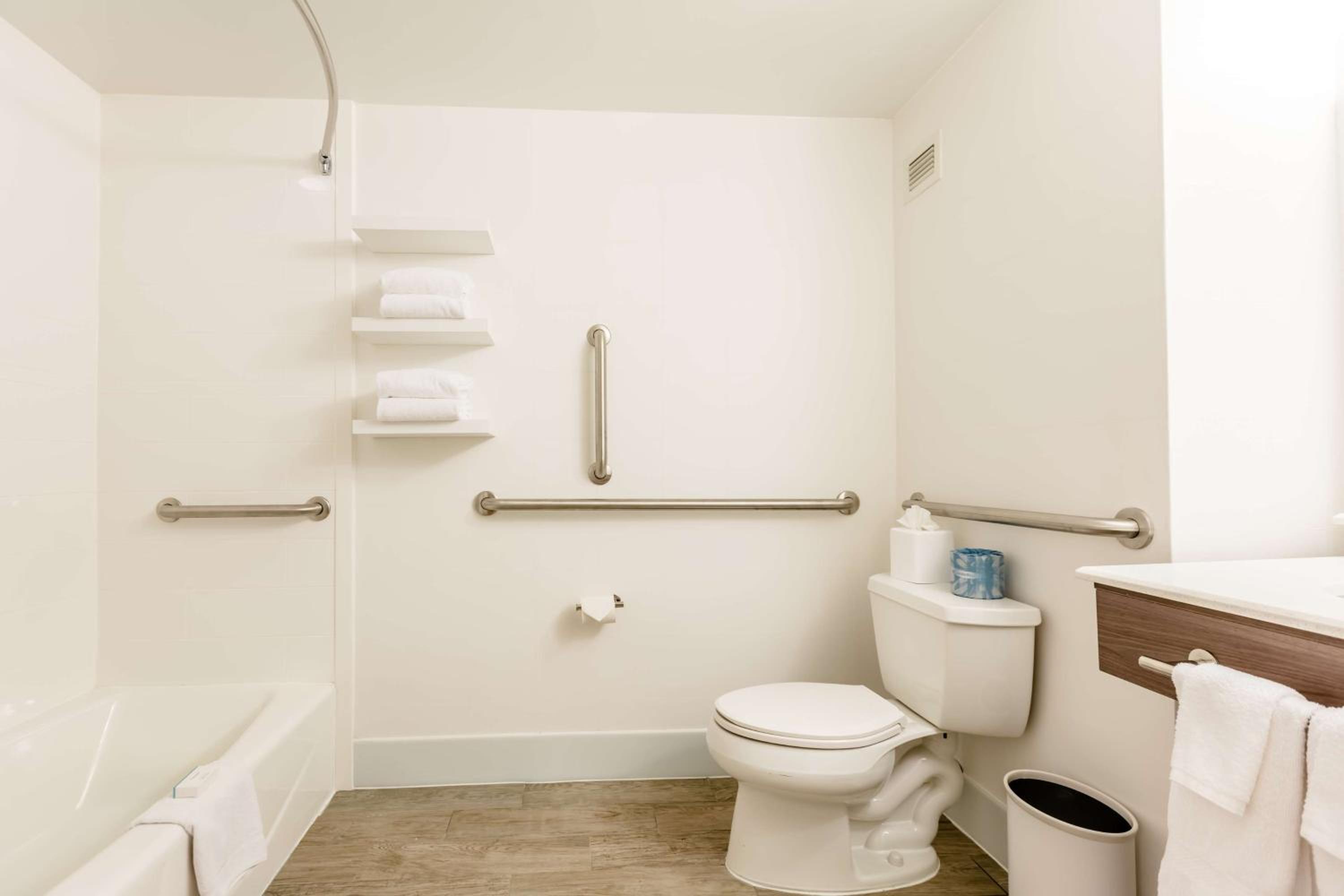 Queen Room with Bath Tub - Disability Access/Non-Smoking  - Photo 5