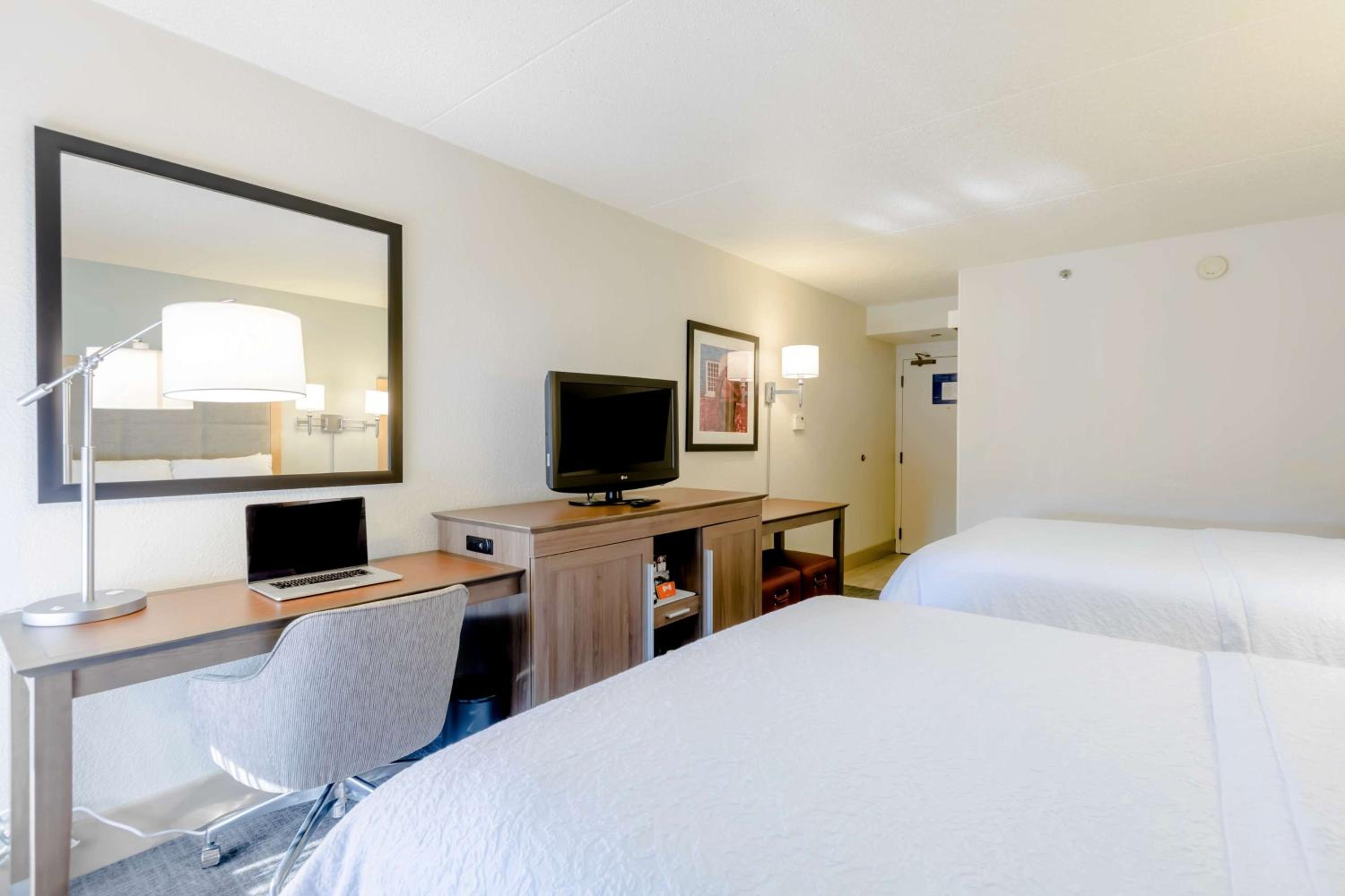 Room with Two Queen Beds - Non-Smoking - Photo 2