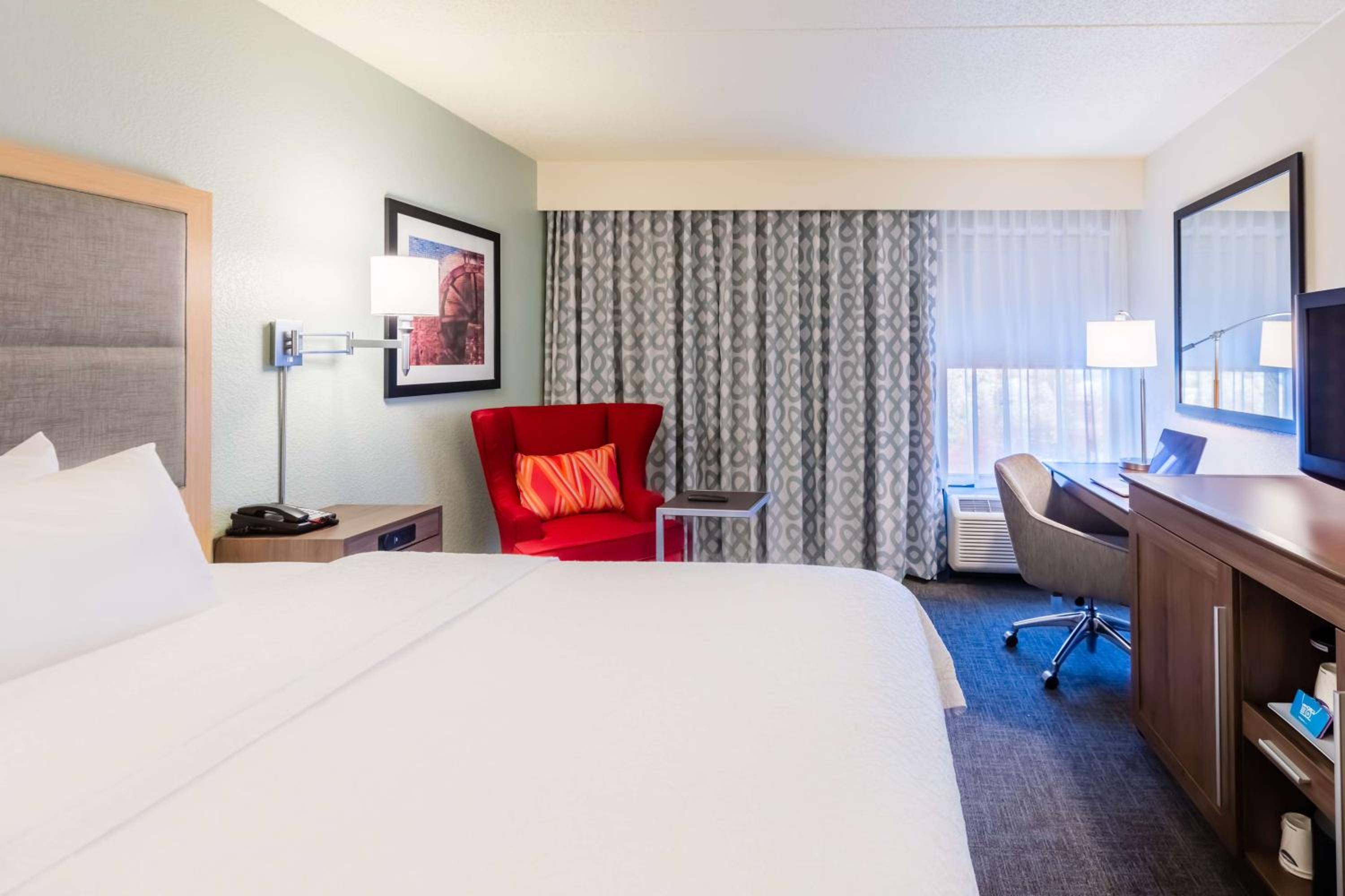 King Room with King Bed - Non-Smoking - Photo 3