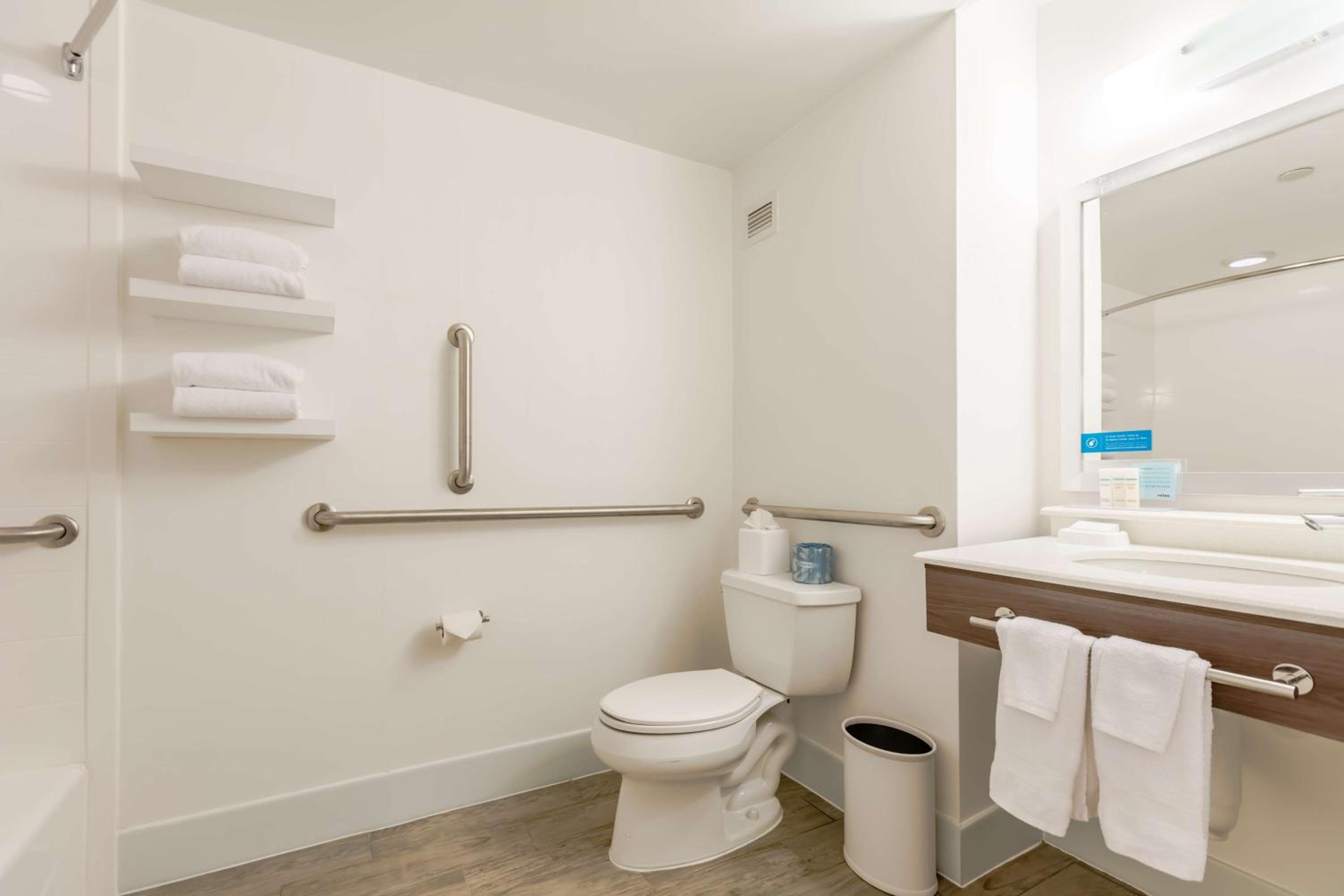 Queen Room with Bath Tub - Disability Access/Non-Smoking  - Photo 4