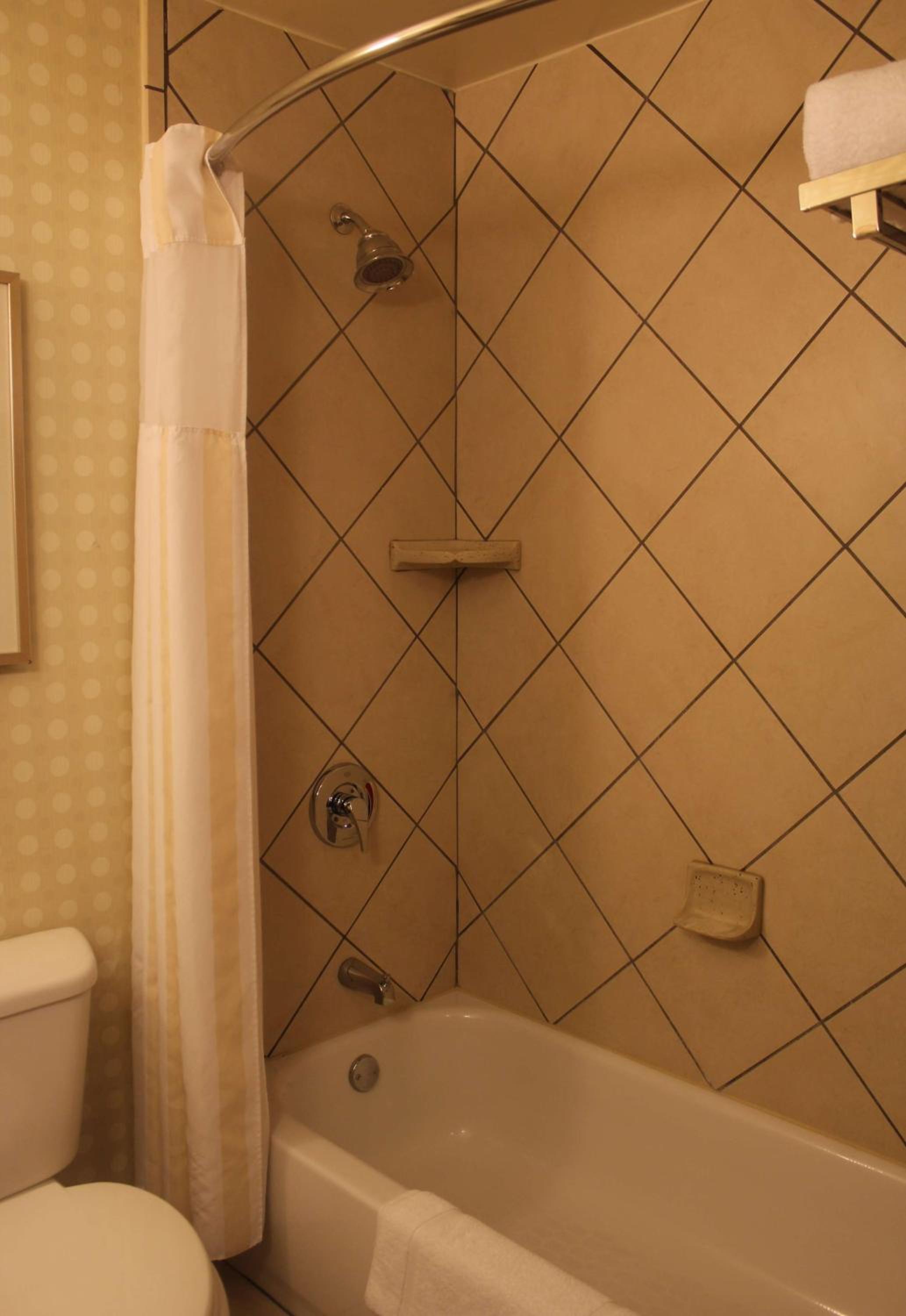 Queen Room with Two Queen Beds - Photo 2