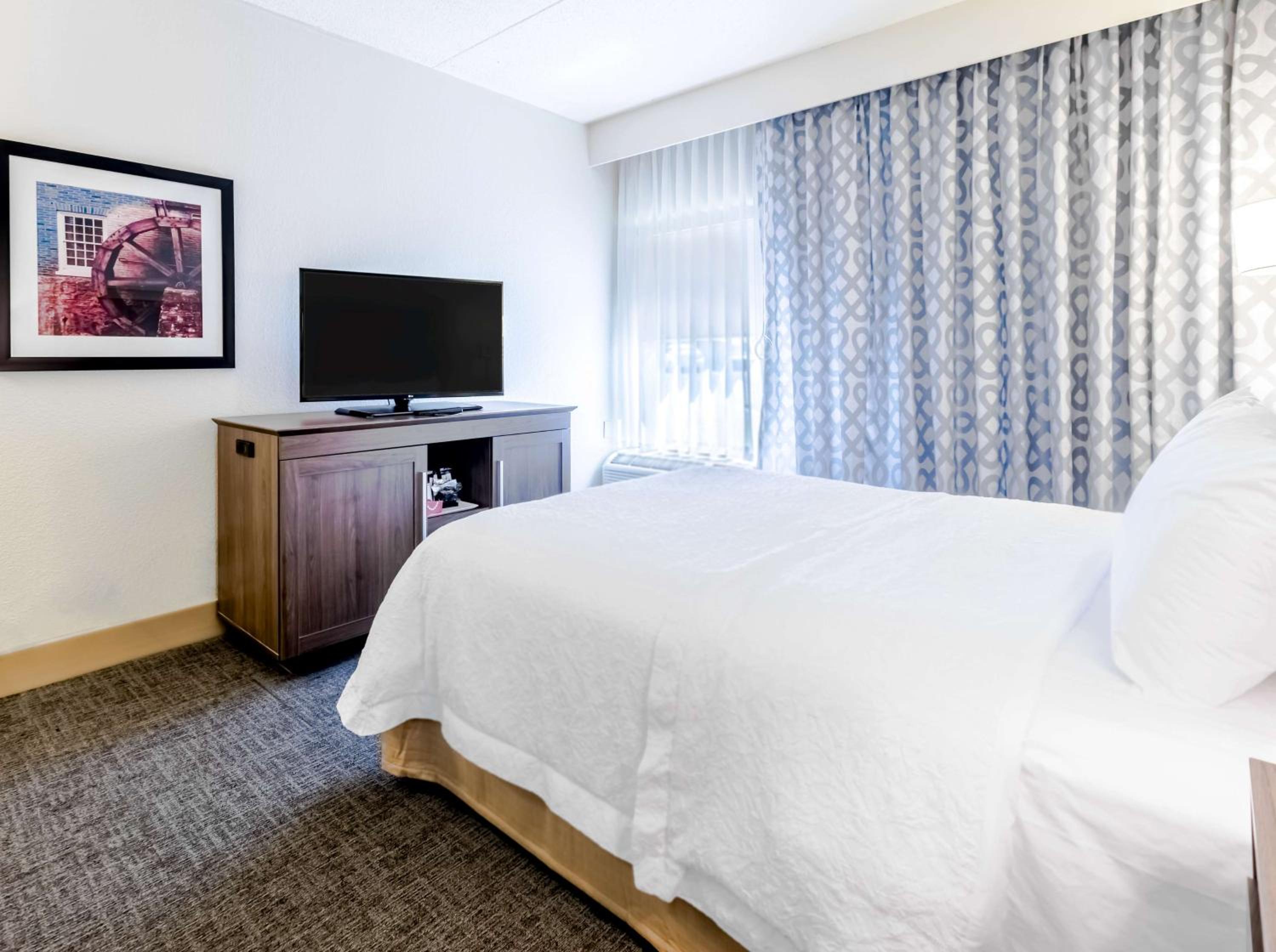 Queen Room with Roll-In Shower - Disability Access/Non-Smoking - Photo 1