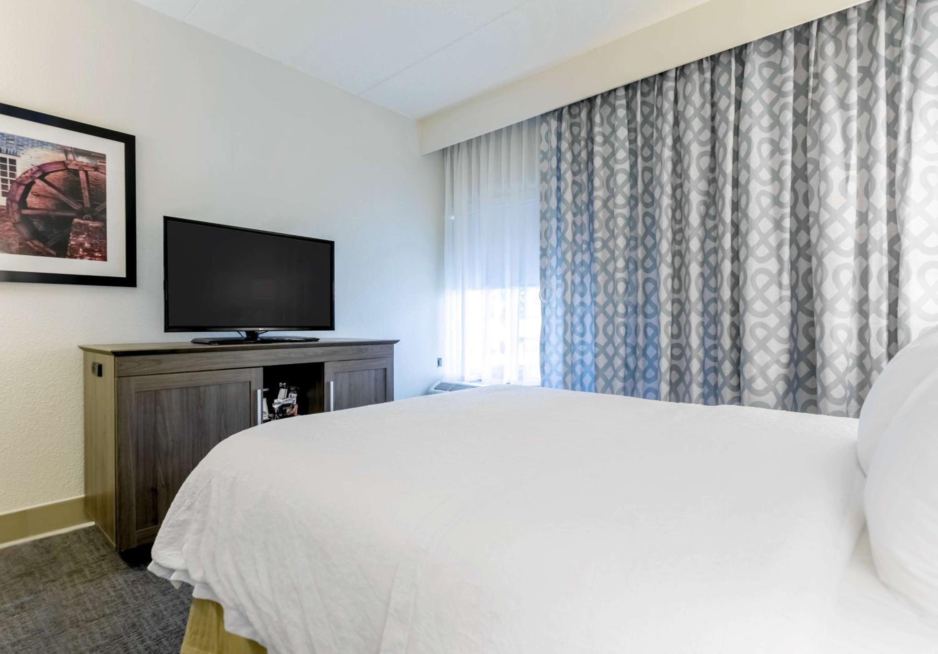 Queen Room with Bath Tub - Disability Access/Non-Smoking  - Photo 2