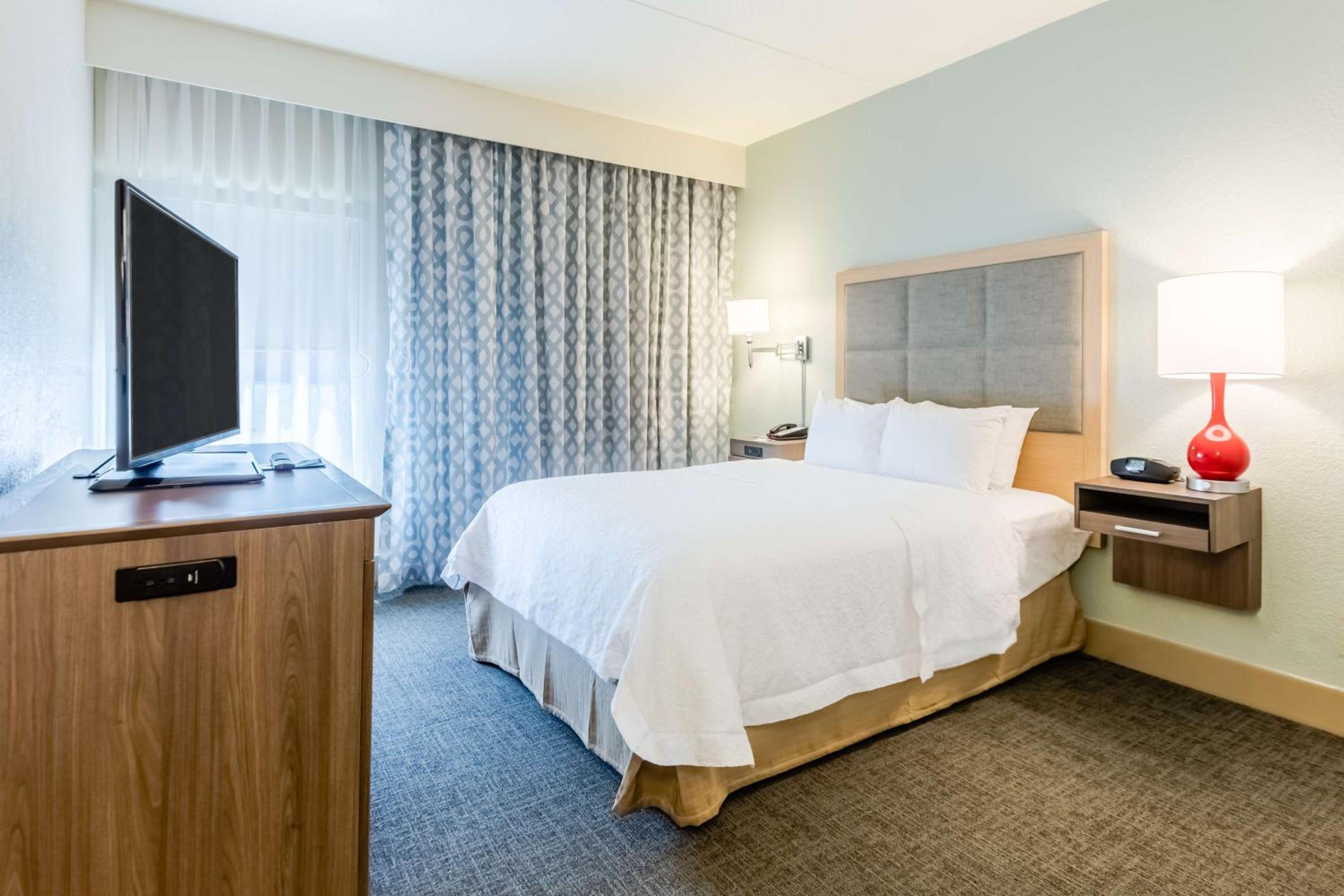 Queen Room with Roll-In Shower - Disability Access/Non-Smoking - Photo 6