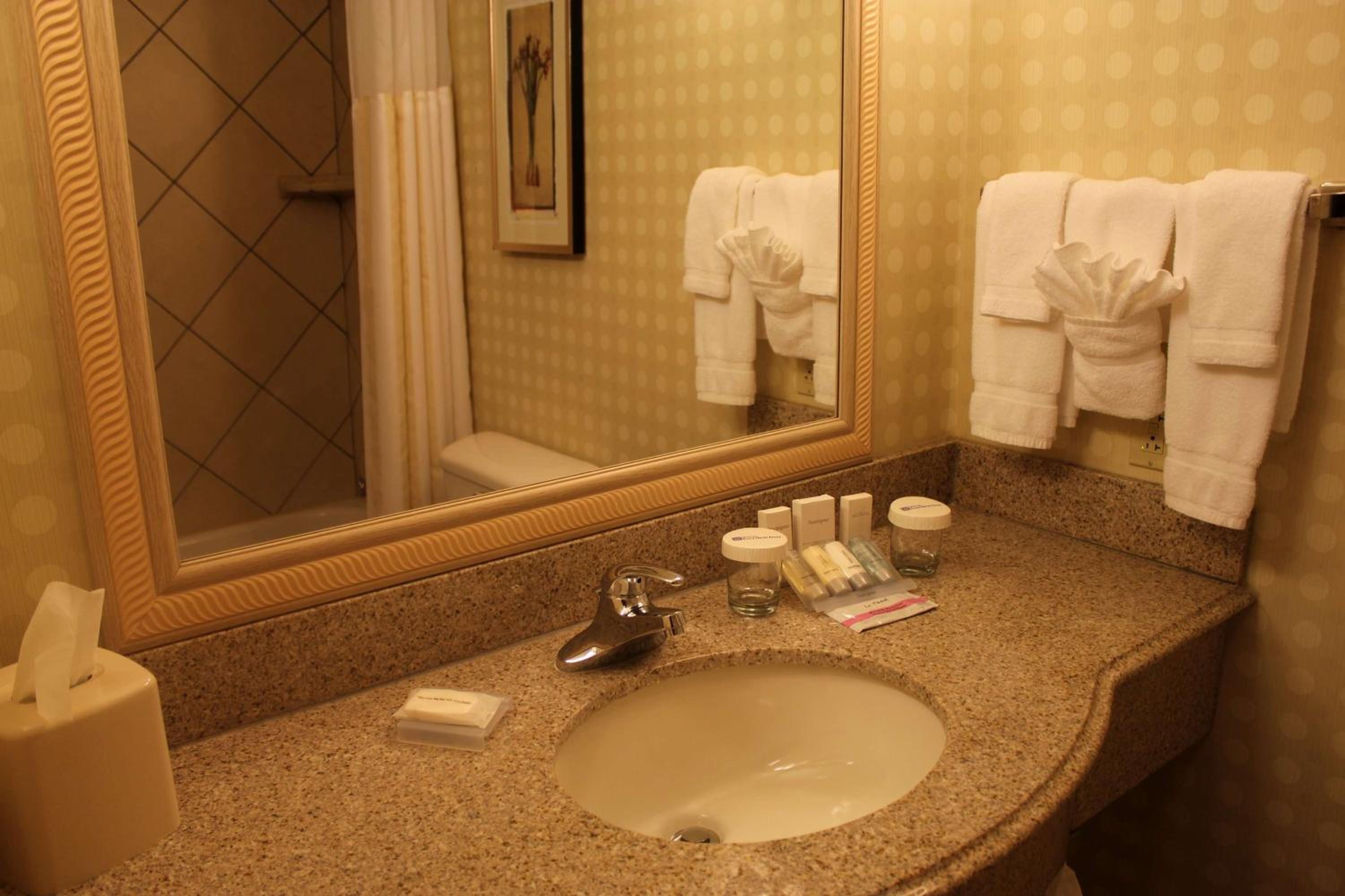 Queen Room with Two Queen Beds - Photo 10