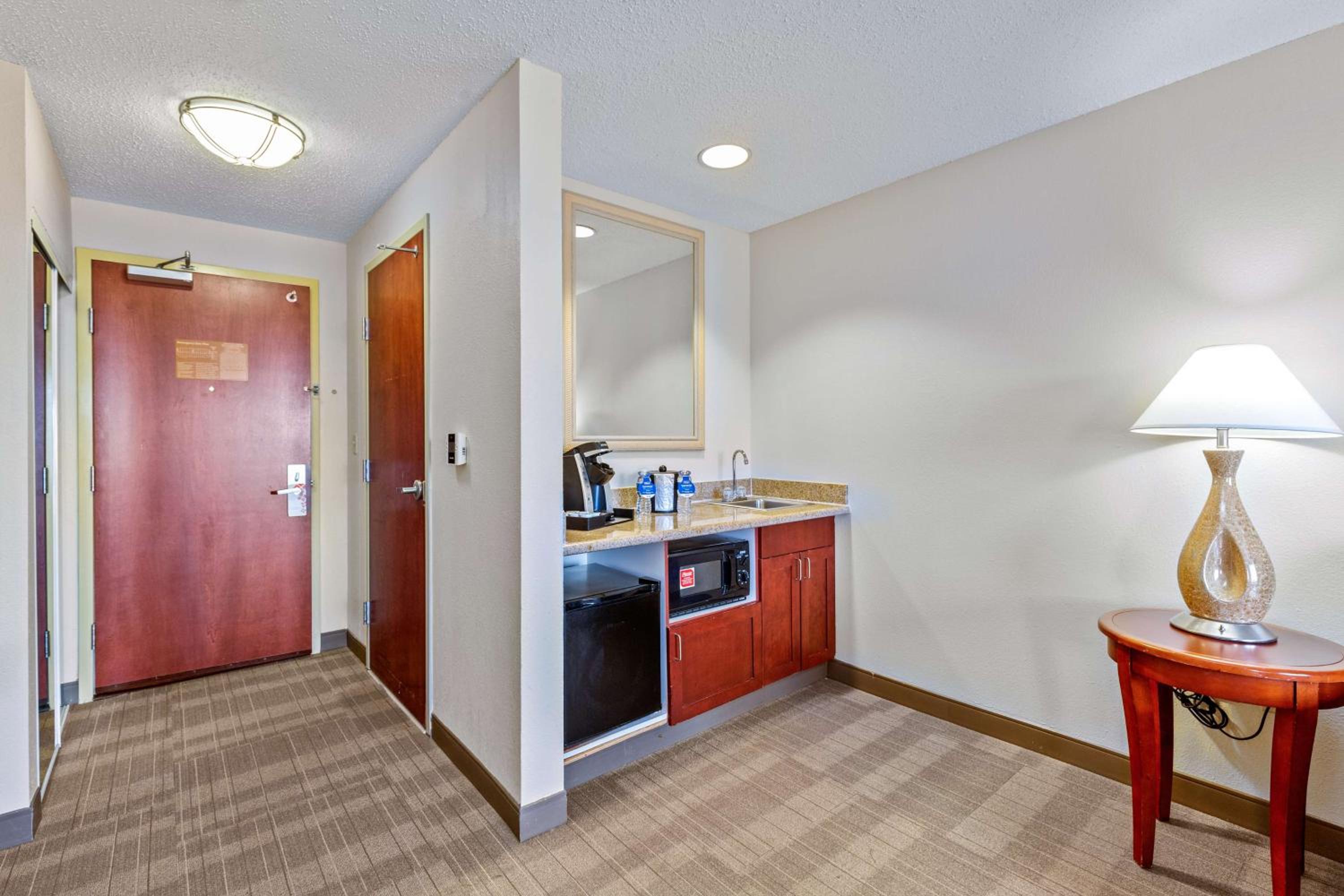 Junior King Suite with Seating Area - Photo 3