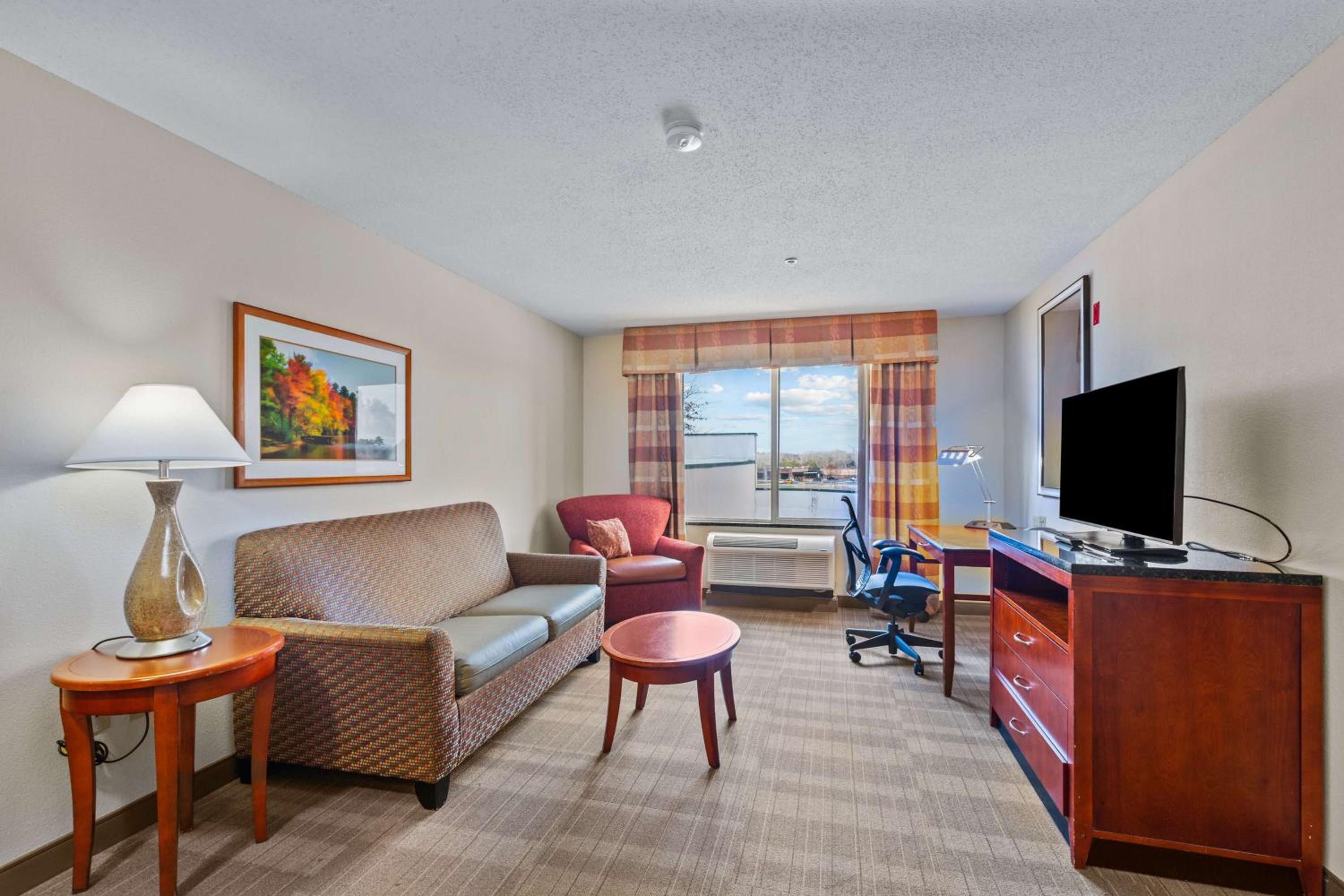 Junior King Suite with Seating Area - Photo 13
