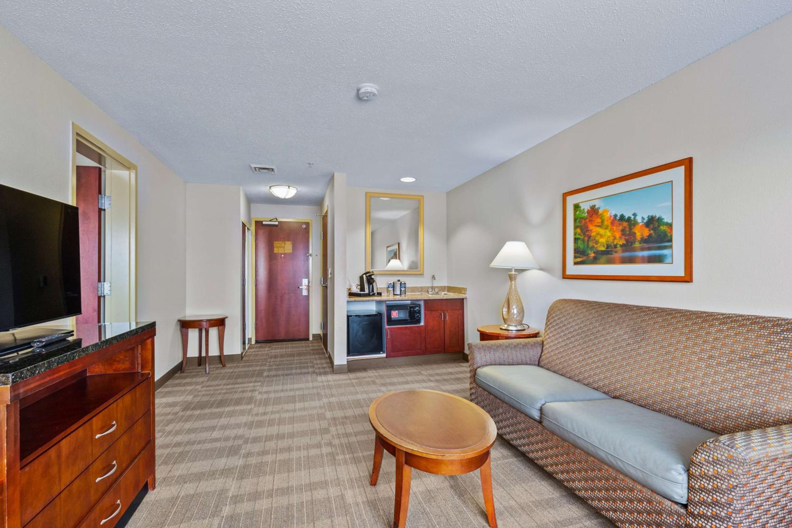 Junior King Suite with Seating Area - Photo 2