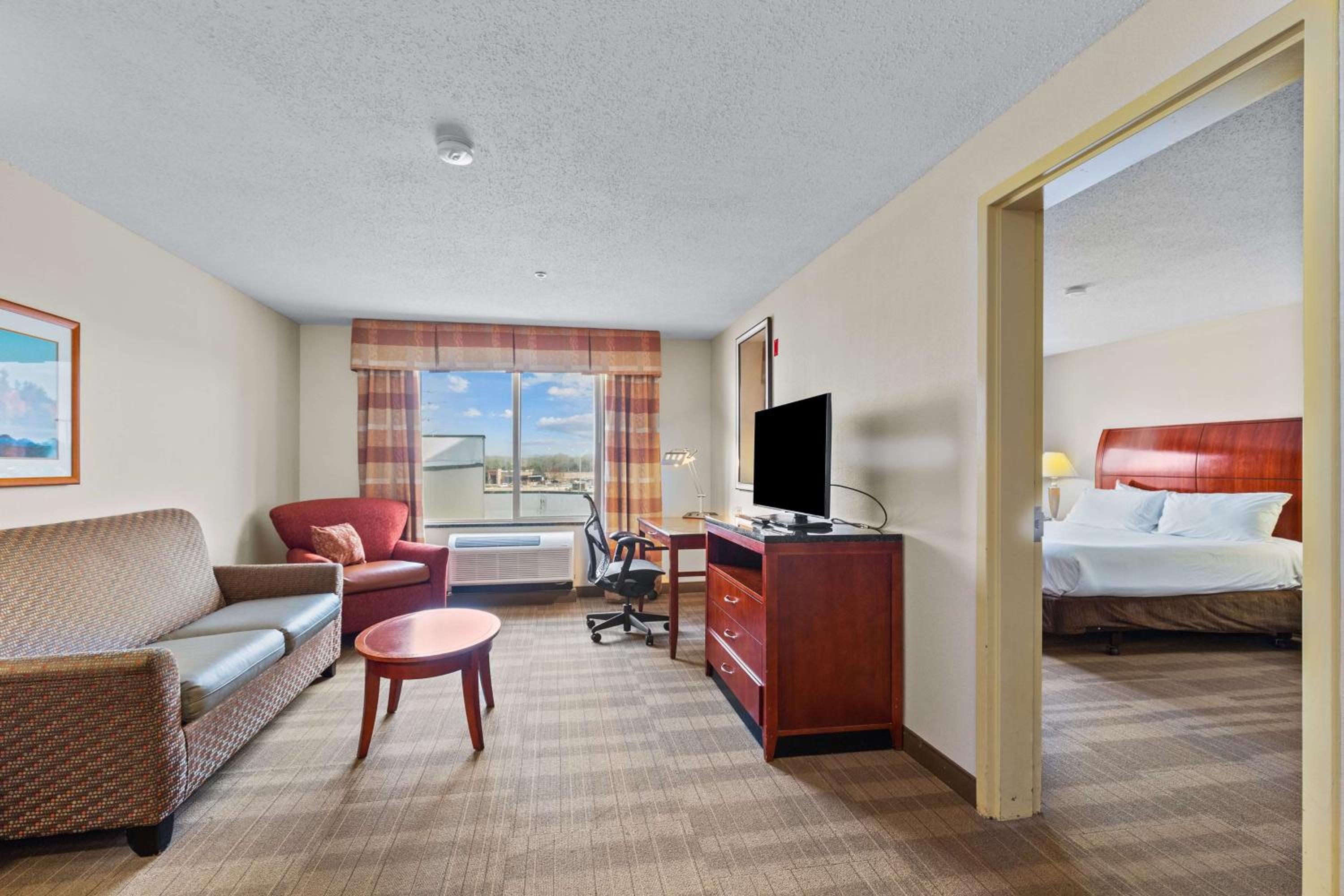 Junior King Suite with Seating Area - Photo 17