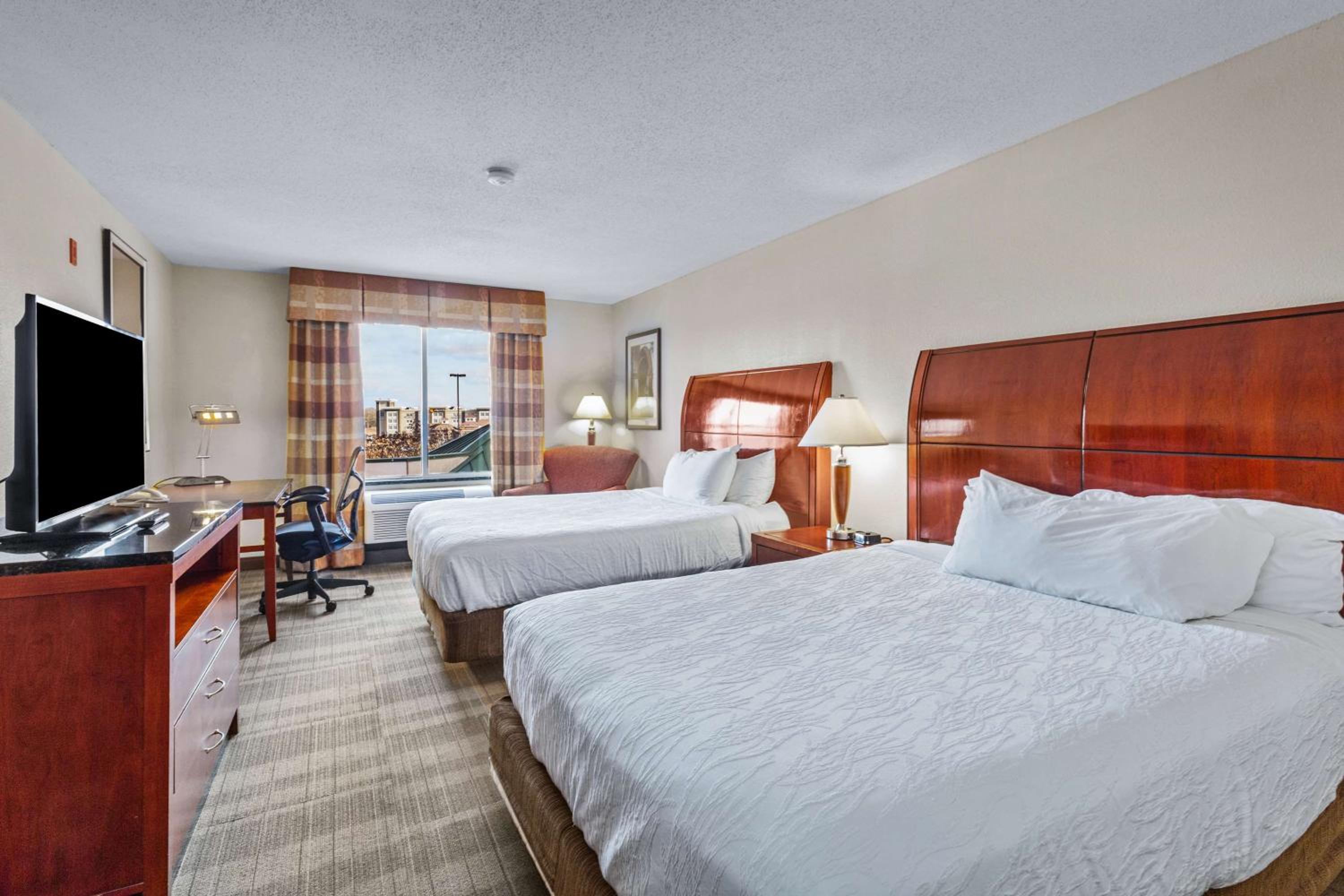 Queen Room with Two Queen Beds - Photo 4