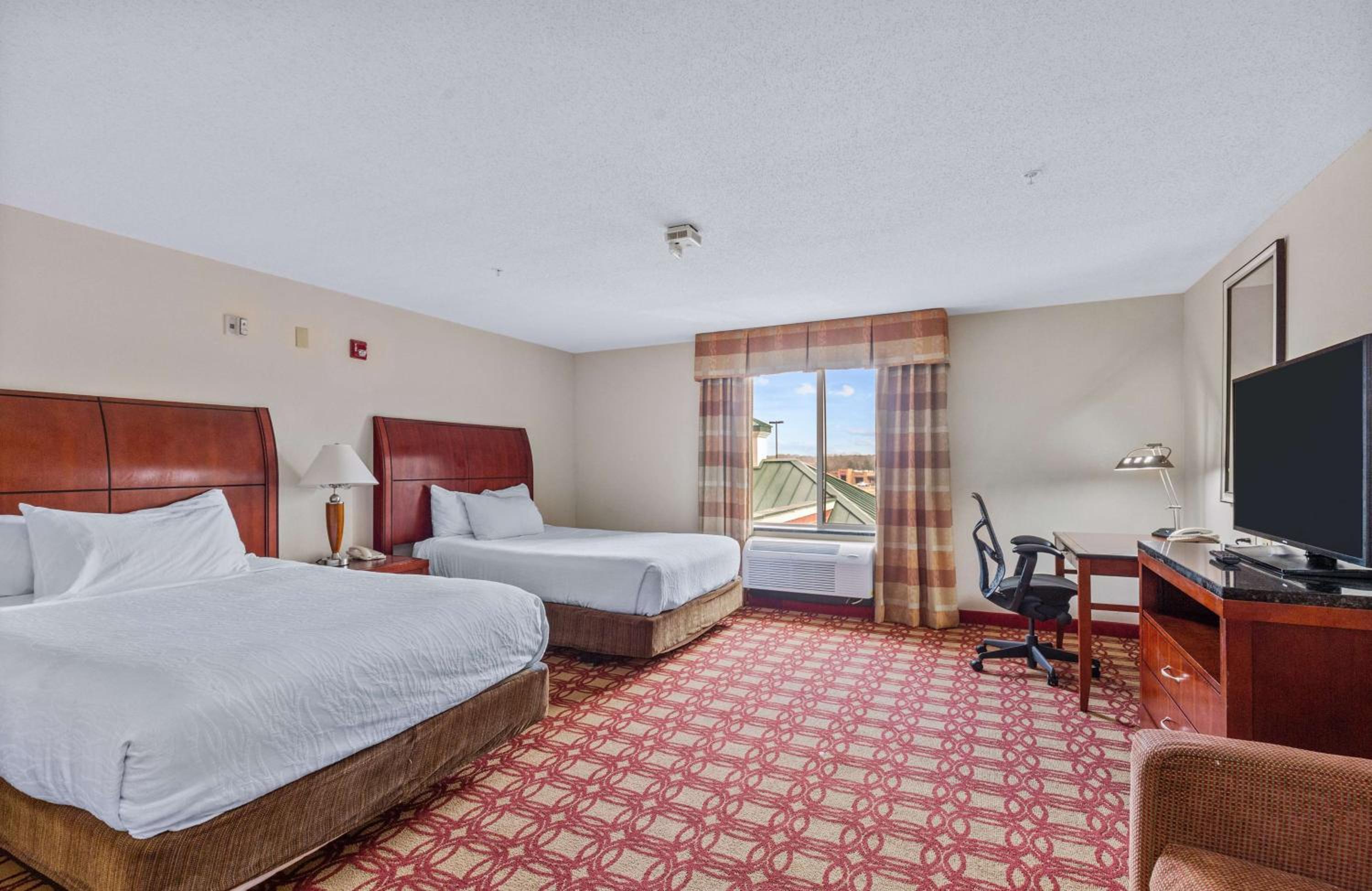 Queen Room with Two Queen Beds - Photo 5
