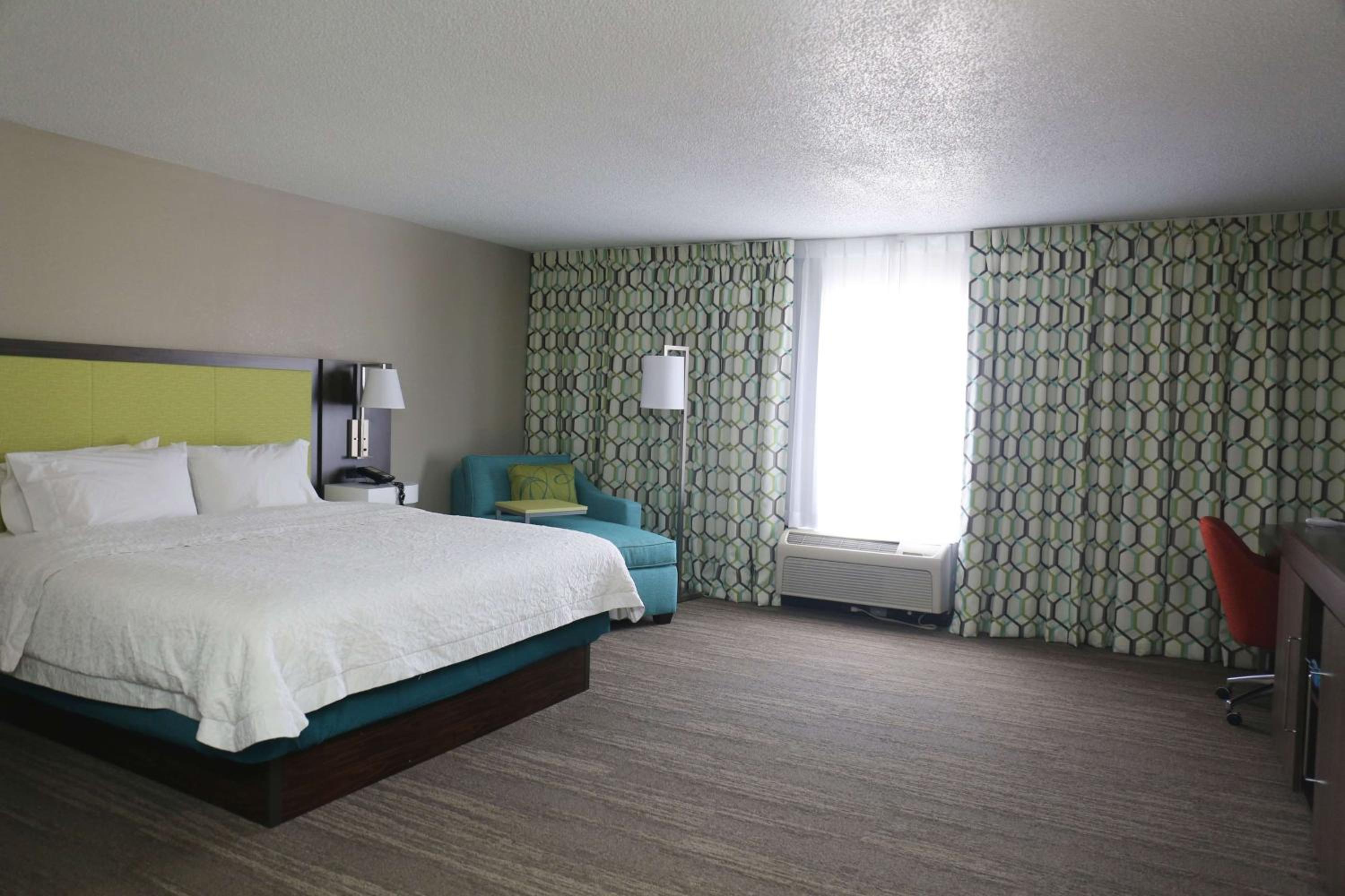 Deluxe King Room with Sofa Bed - Non-Smoking - Photo 5