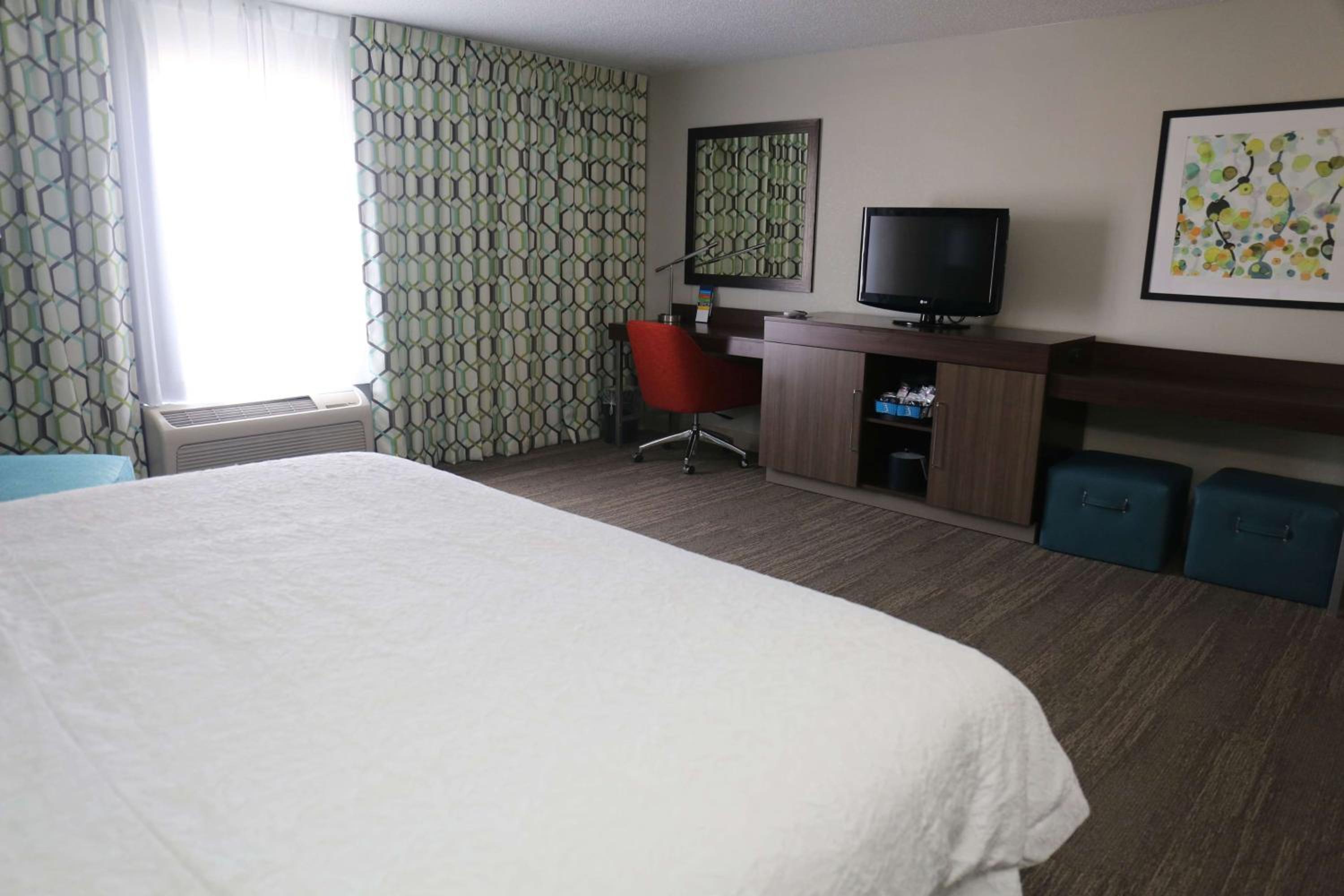 Deluxe King Room with Sofa Bed - Non-Smoking - Photo 4