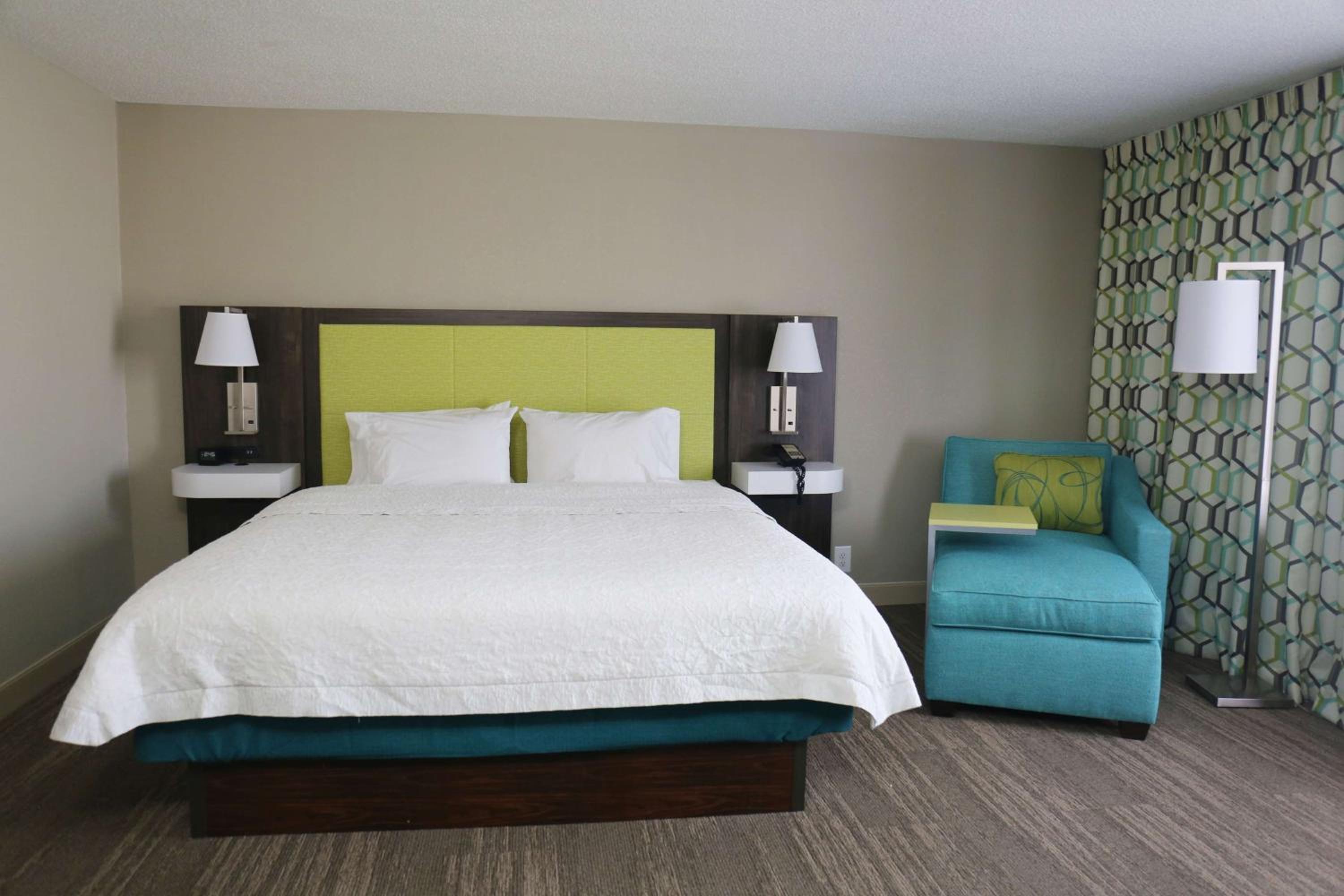 Deluxe King Room with Sofa Bed - Non-Smoking - Photo 3