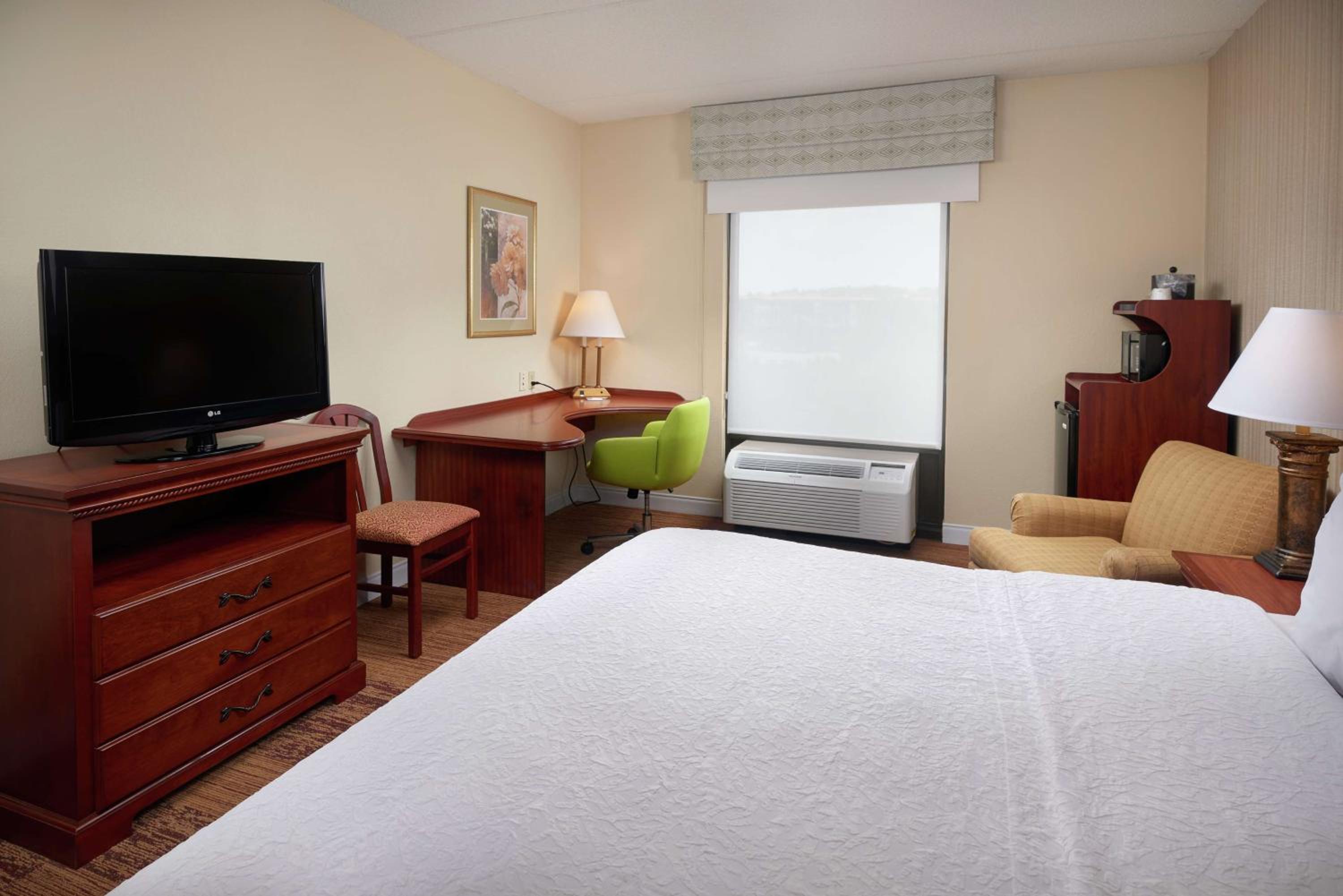 King Room with Sofa Bed and Study - Non-Smoking - Photo 1