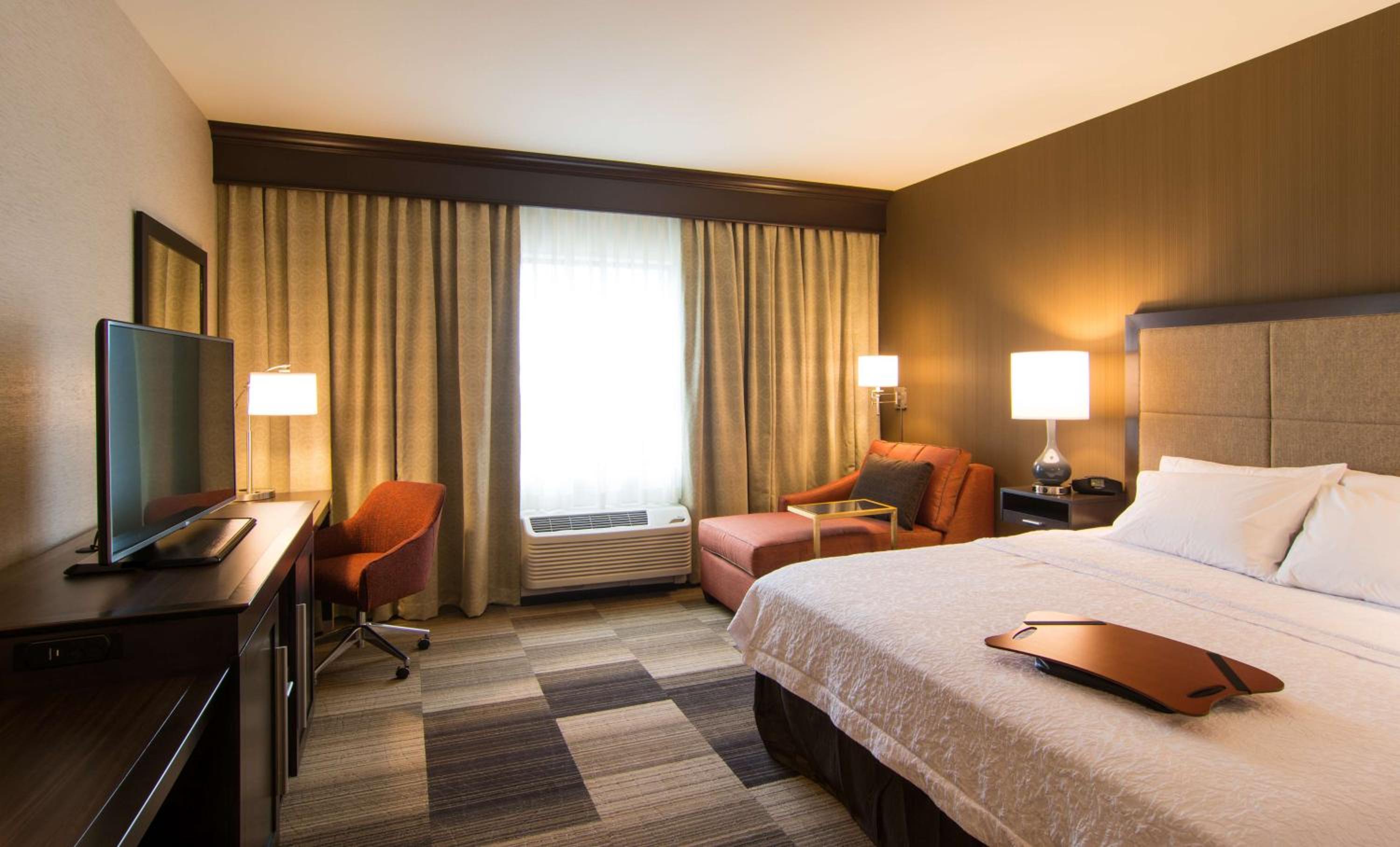 King Room with Roll-In Shower - Mobility and Hearing Access/Non-Smoking